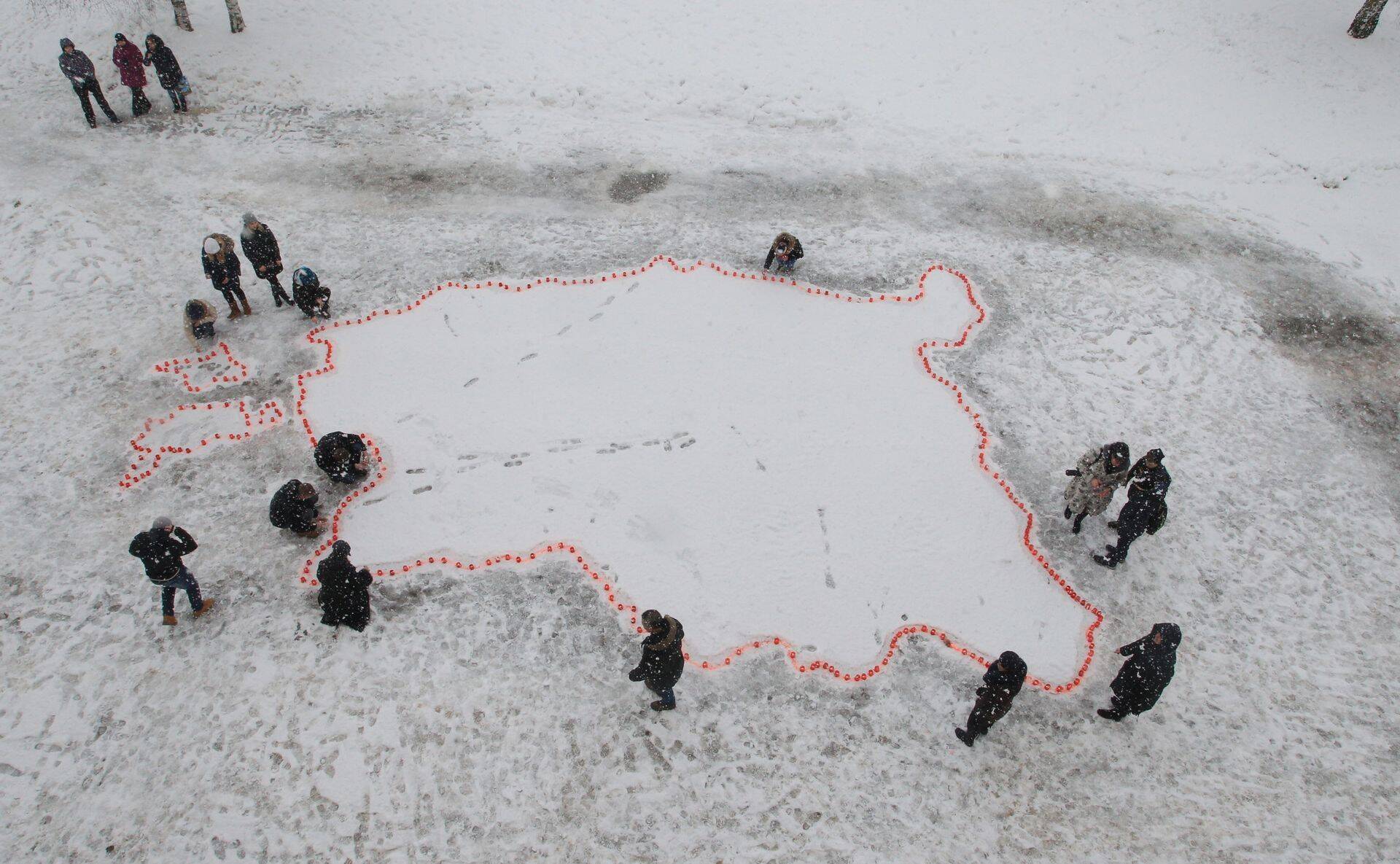 Eesti Vabariigi 98. sünnipäeva puhul tegid Tartu Annelinna gümnaasiumi õpilased küünaldest kaardi.