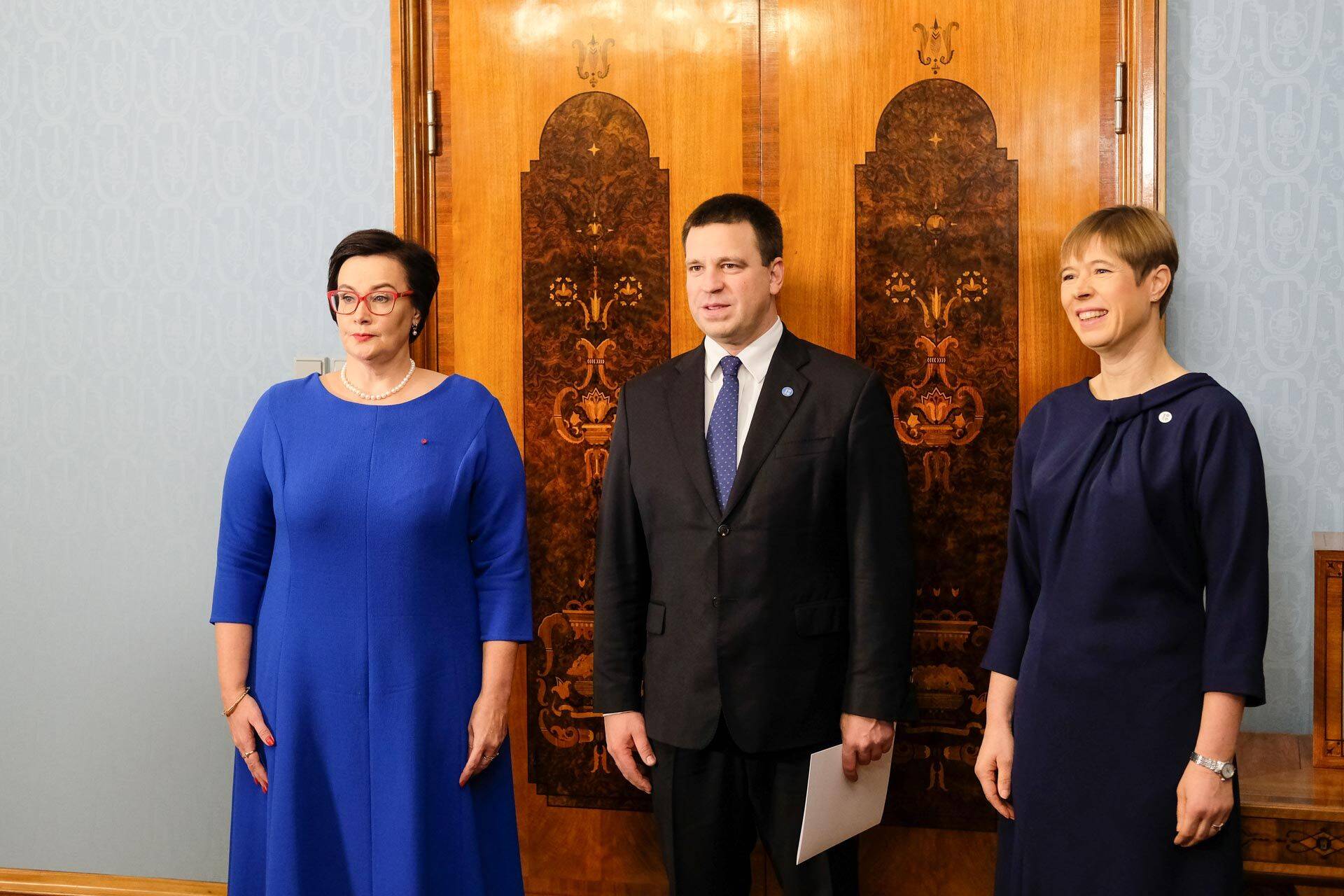 President Kersti Kaljulaid (paremal) nimetas peaminister Jüri Ratase (keskel) ettepanekul uueks siseministriks Katri Raiki (vasakul).