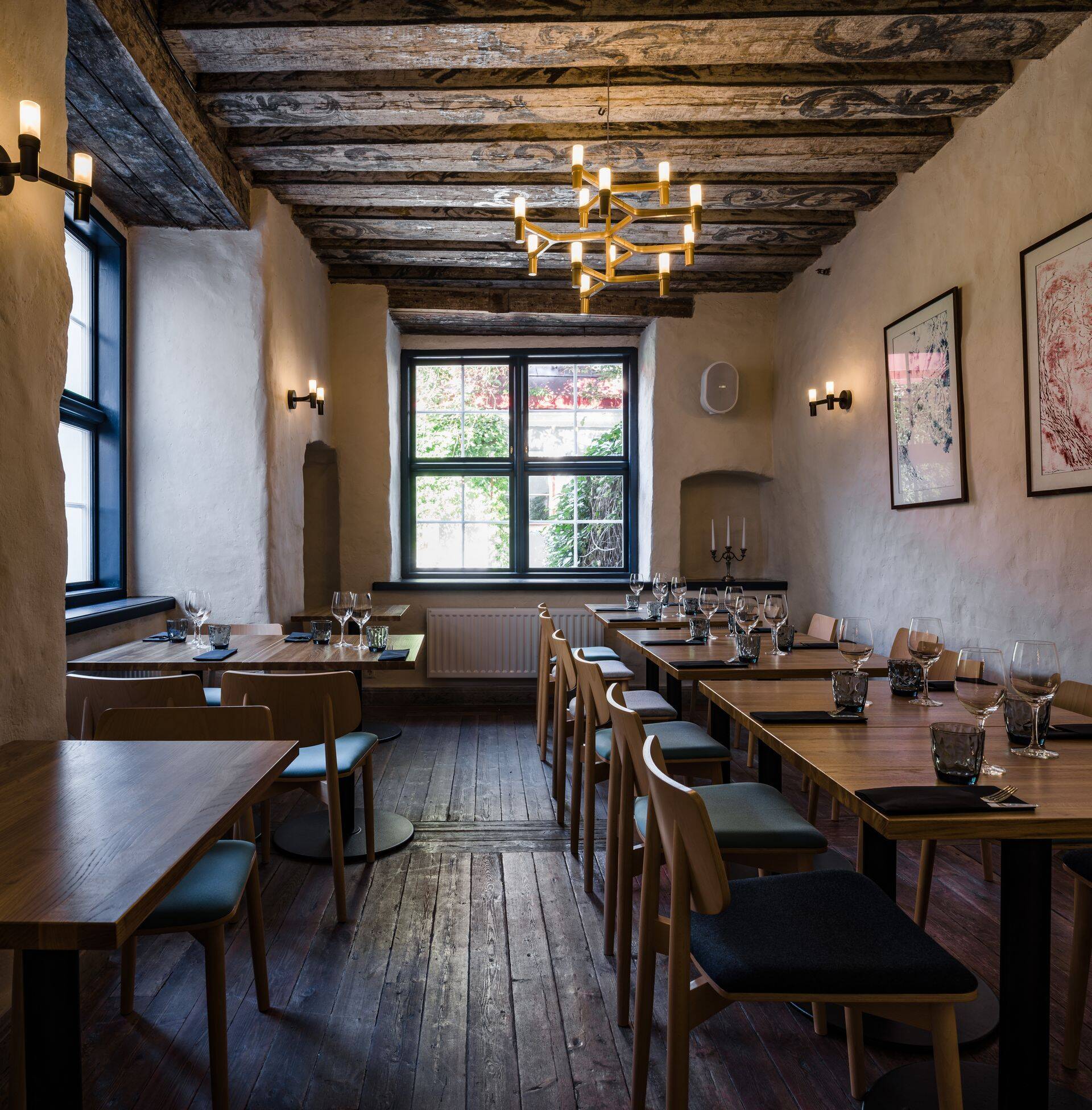 Keskaegses majas on säilinud mõndagi väärtuslikku – väikse söögisaali laemaaling on pärit 1860ndatest.