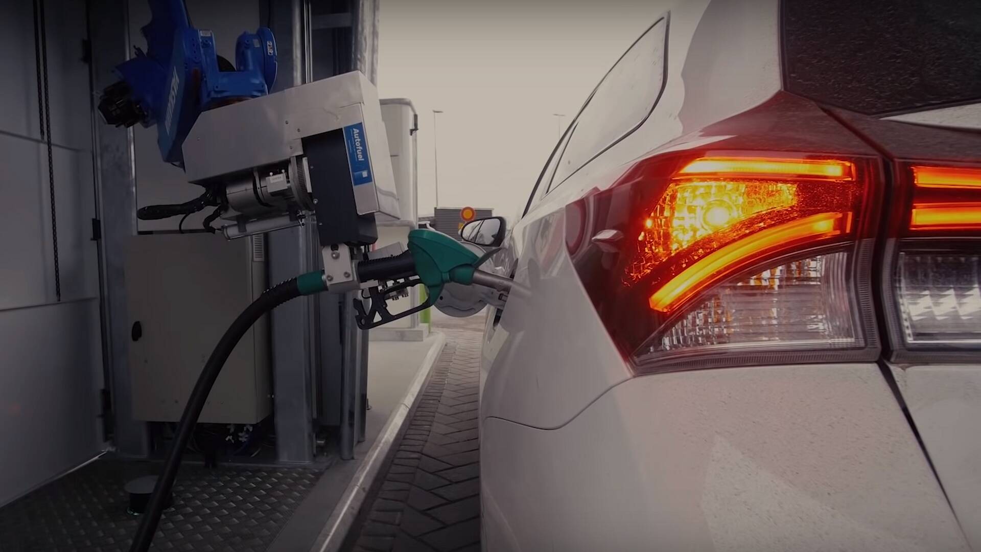 Robotkäsi autot tankimas.