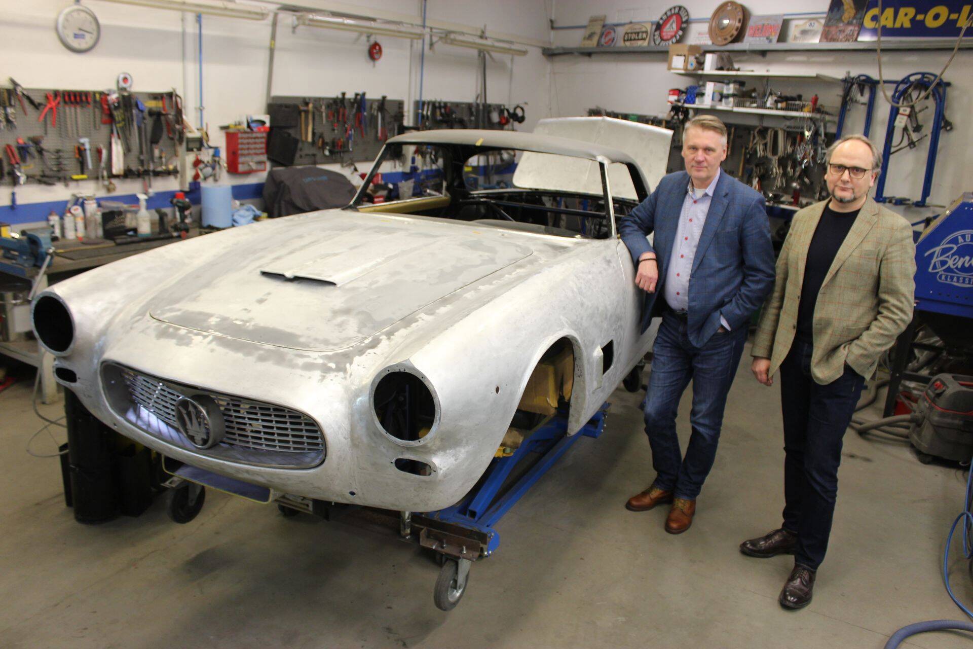 1963. aasta Maserati 3500 GTI. Auto alumiiniumist kere ehitas Benefiti keretehnik käsitsi üles. Sulev Narusk (vasakul) ja Neil-Peeter Sarevet.