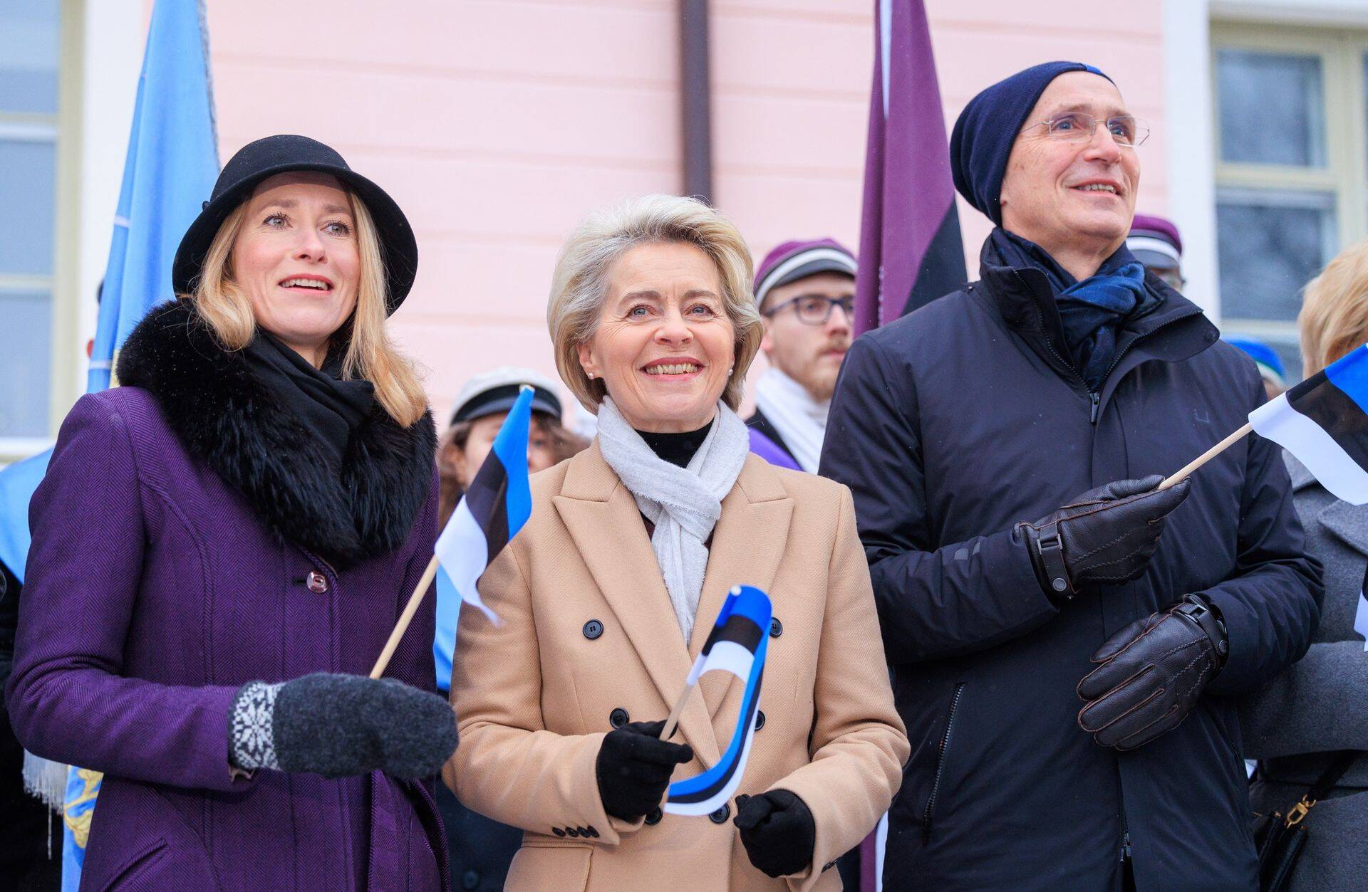 "Мы вместе стоим здесь на Площади Свободы и вместе продолжим стоять плечом к плечу с Украиной, до тех пор, пока Украина не выиграет эту войну", - сказала на церемонии премьер-министр Эстонии Кая Каллас (cлева). Рядом с Каллас - Урсула фон дер Ляйен и Йенс Столтенберг.