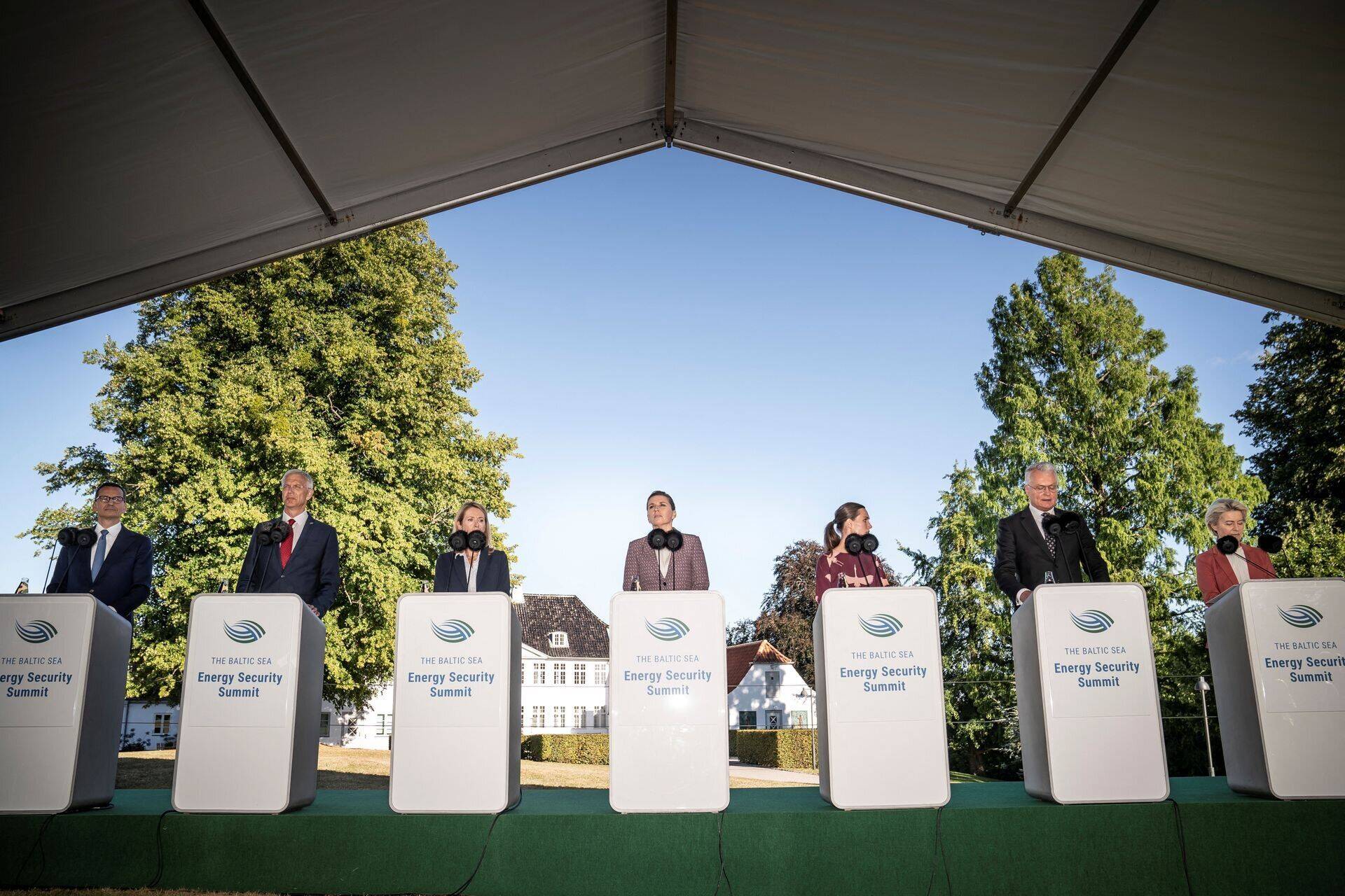 Председатель Еврокомиссии Урсула фон дер Ляйен (крайняя справа на снимке) заявила, что рынку электроэнергии необходимы реформы. Фото сделано во вторник на прошедшем в Дании саммите по энергетической безопасности.