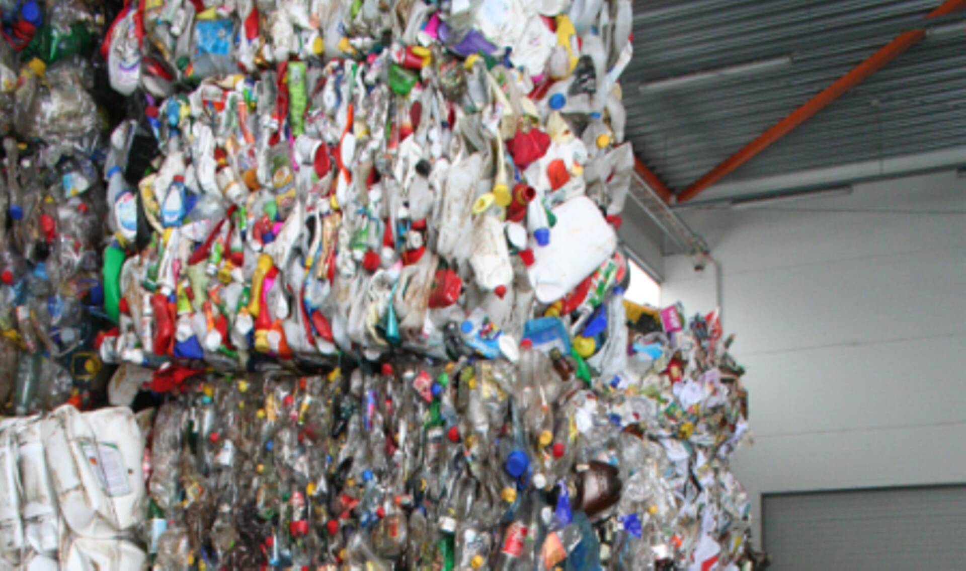 Pressitud pakendijäätmed Paljassaare jäätmejaama majandanud Epler & Lorenz ASi tootmisüksuses.