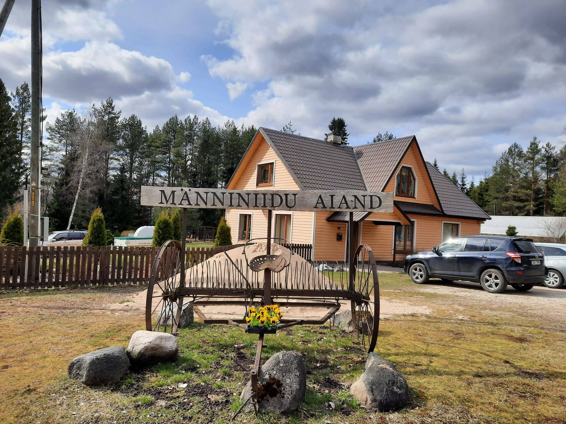 Männiniidu aiand jääb vaid 15 minuti autosõidu kaugusele nii Rakverest kui Kundast.