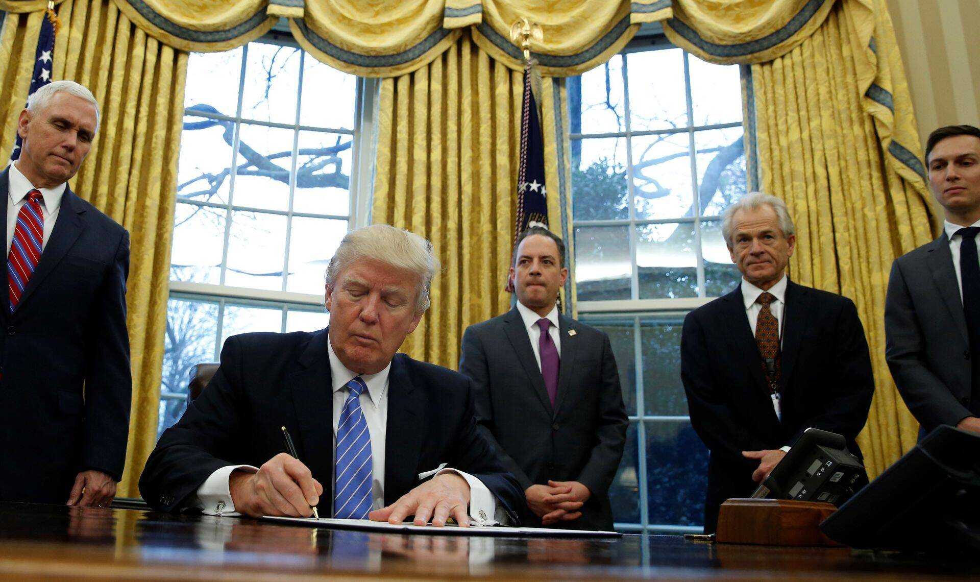 Presidendi nõunik Peter Navarro paremalt teine.