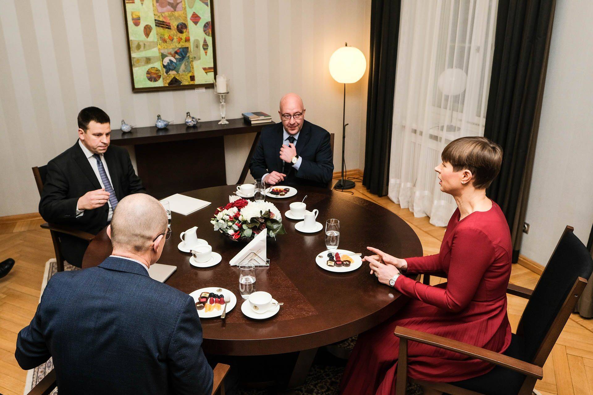 Ametisse astus maaeluminister Arvo Aller. Fotod: Mattias Tammet/presidendi kantselei ja Erik Peinar/riigikogu