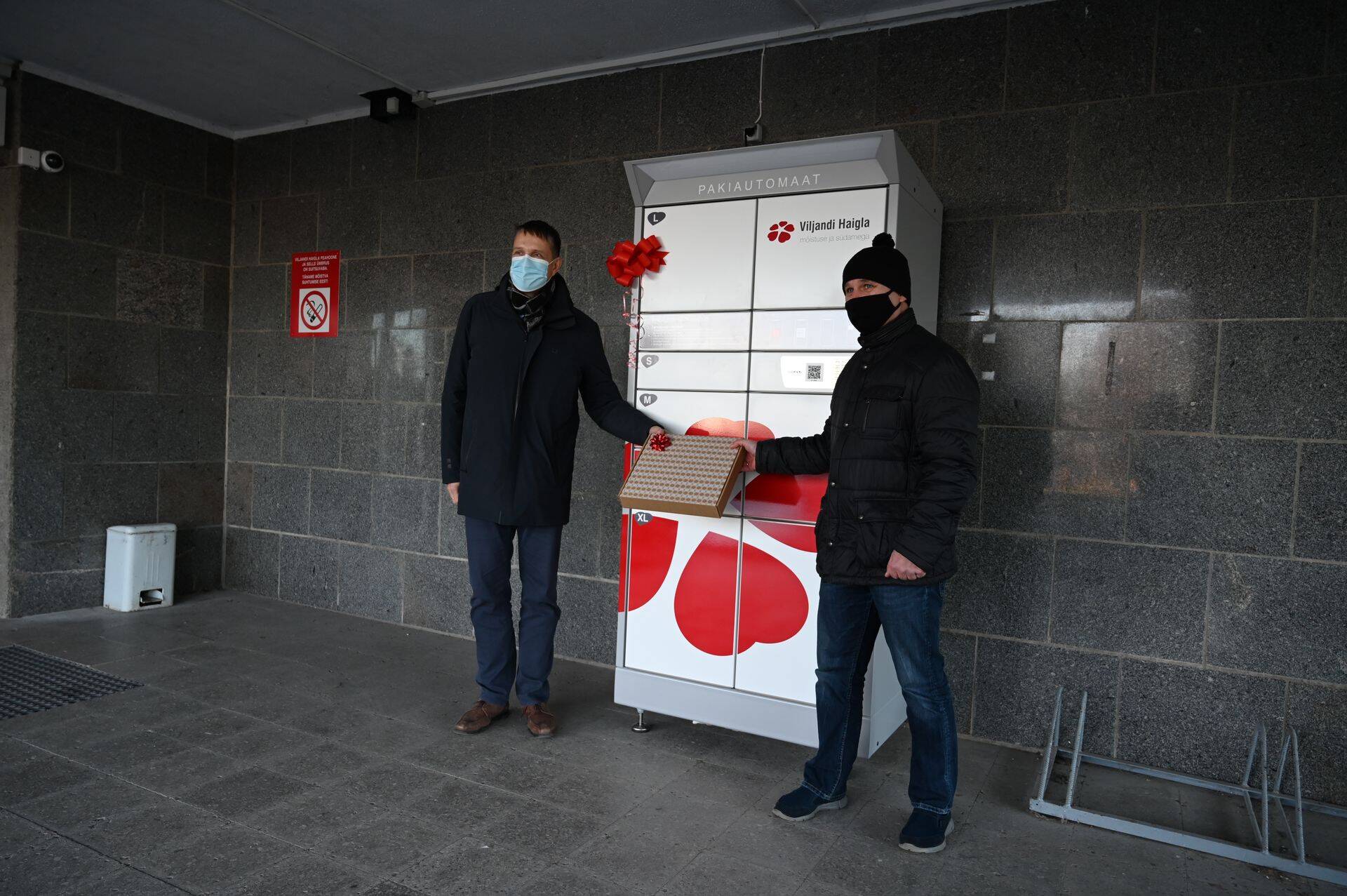 Viljandi haigla juhatuse esimees Priit Tampere ja Cleveroni juht Arno Kütt pakiautomaadi avalmisel.