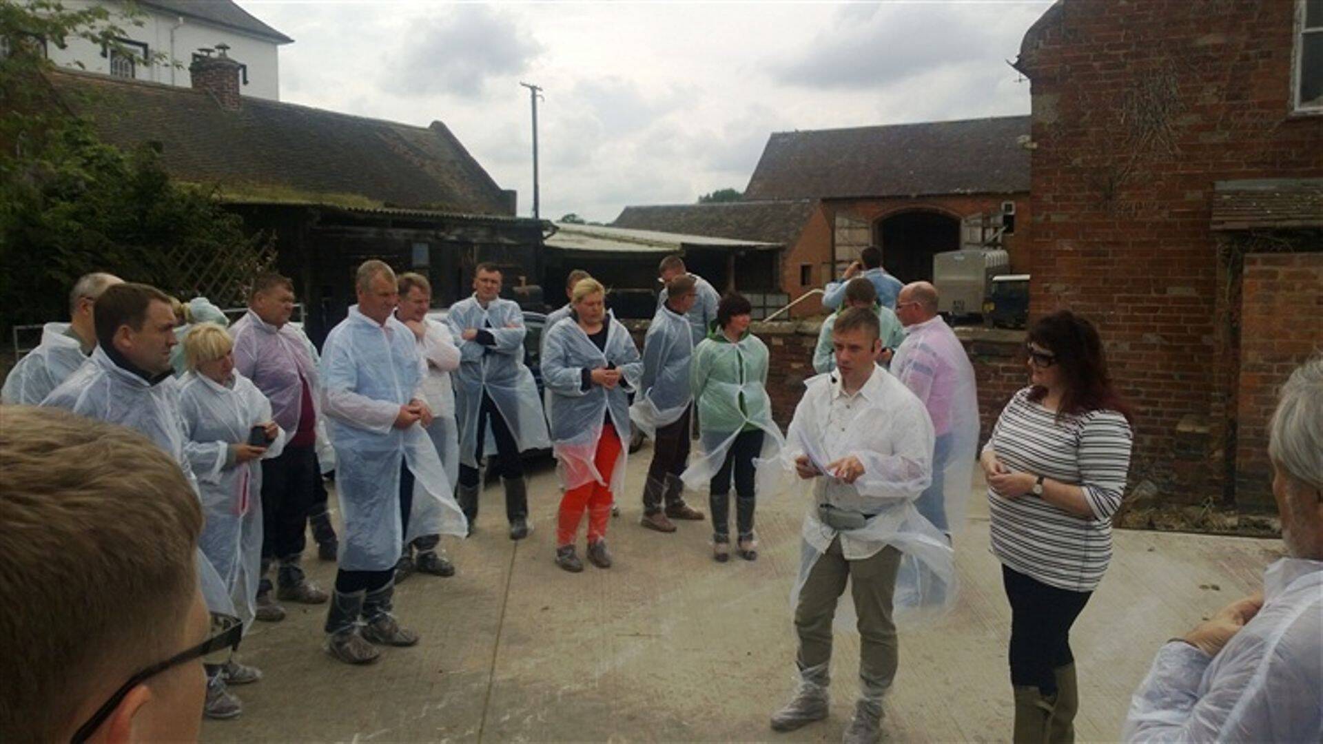 Eesti põllumehed M. & R. Kirkham & Sons Ltd piimafarmi külastamas.