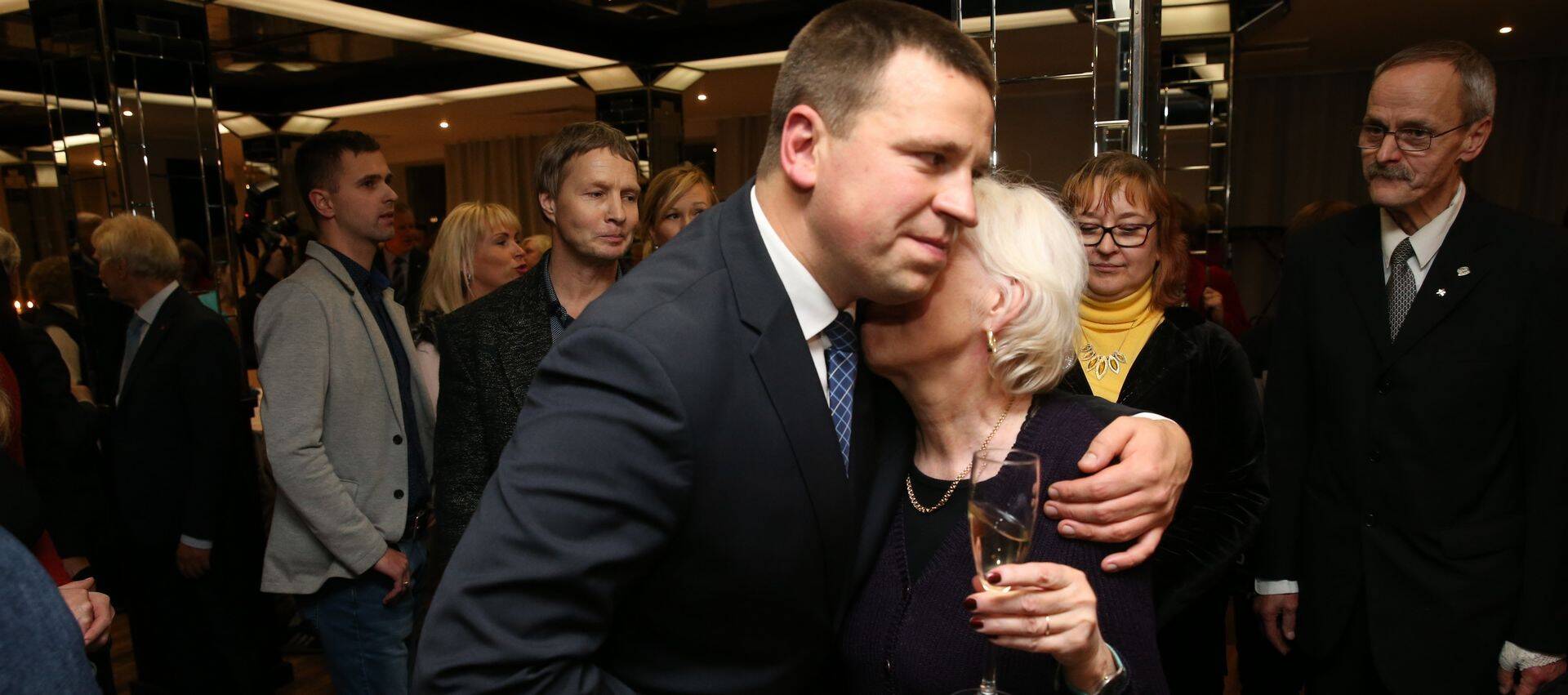 Jüri Ratas valijalt õnnitlusi saamas