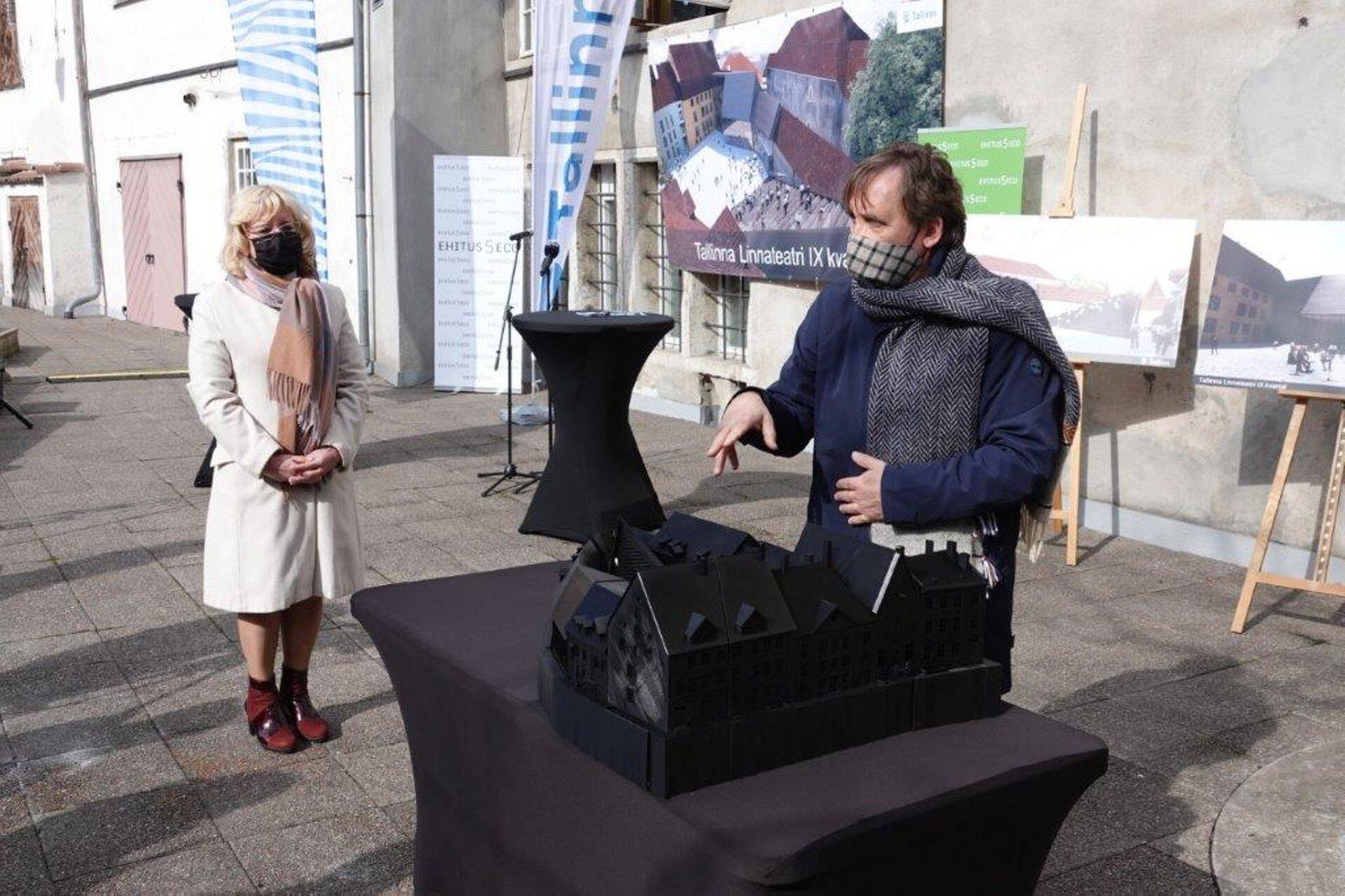 Tallinna abilinnapea Eha Võrk ja Linnateatri peanäitejuht Elmo Nüganen tänasel üritusel teatrihoone maketi juures.