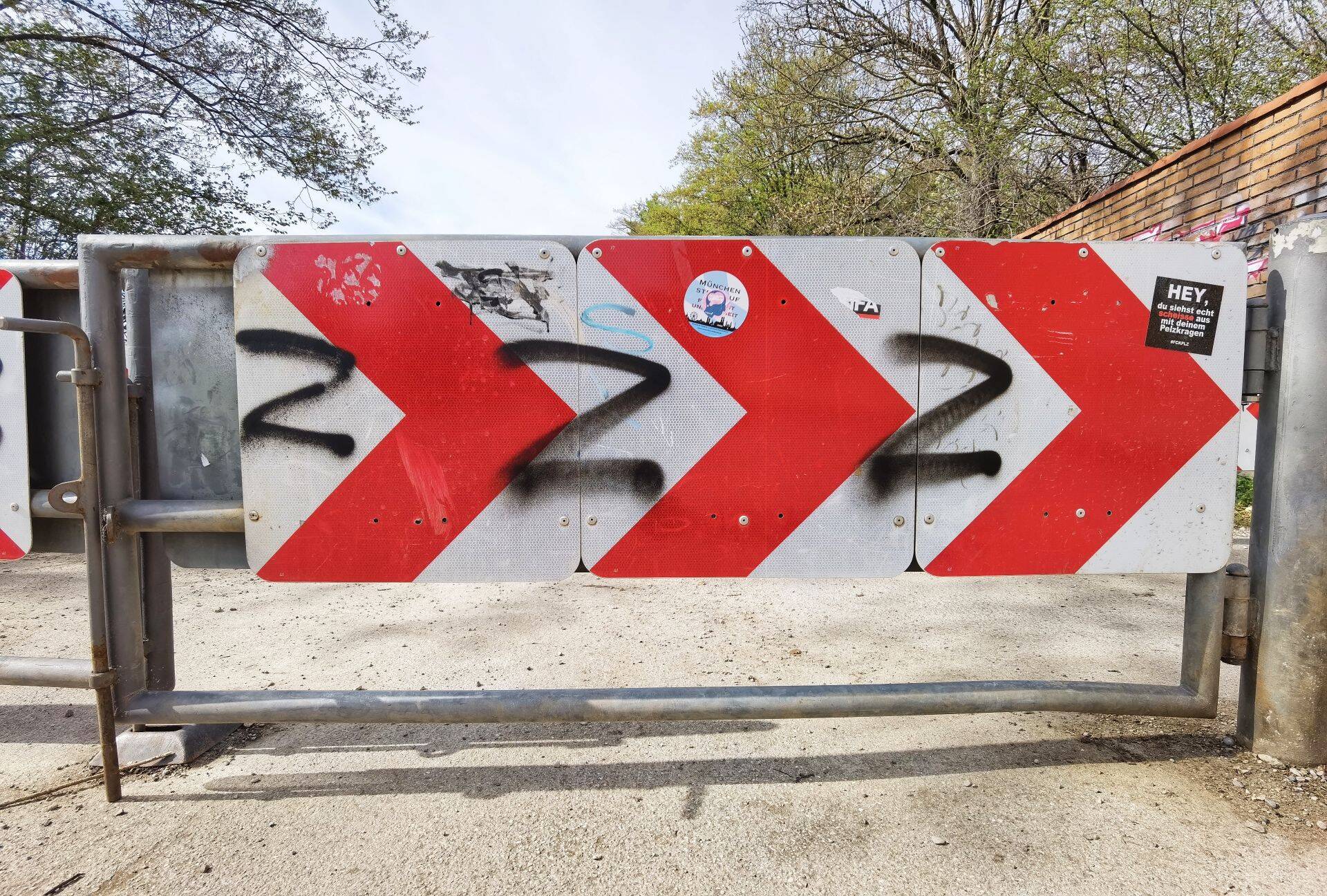 Sõjasümbolid liiklusmärgid.