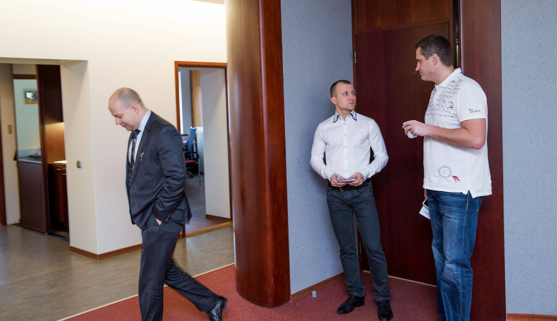 Arco Vara juht Tarmo Sild, nõukogu liige Kert Keskpaik ja väikeaktsionär Jaanus Hellat.