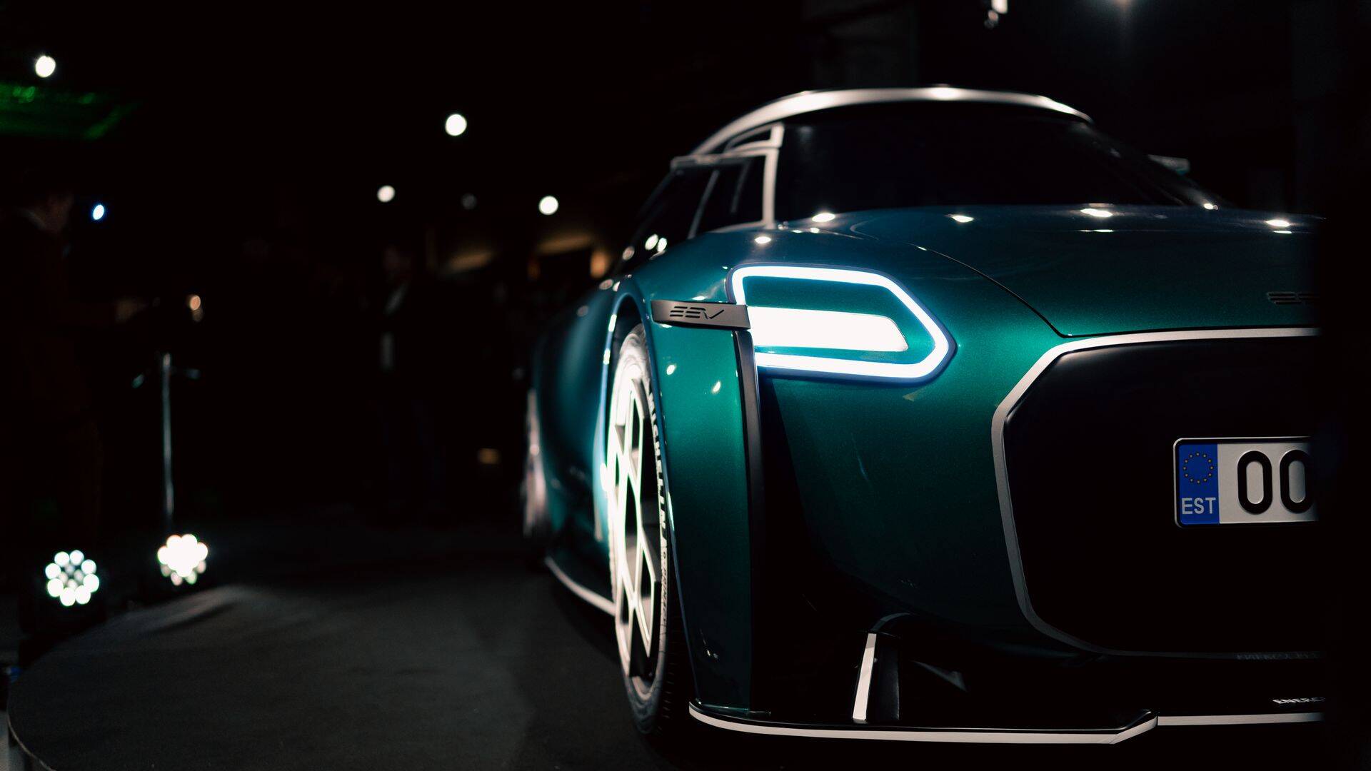 Elektriauto EEV enam kui kaks aastat kestnud arendust on siiani vedanud ja finantseerinud Eesti premiumklassi autode täisteenusrenti pakkuva ettevõtte JMV Motors omanikud Jaak Laiksoo ja Virgo Veiman.