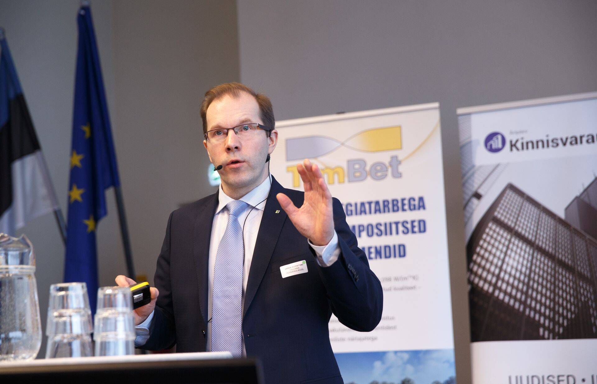 TalTechi ehituse ja arhitektuuri instituudi liginullenergiahoonete uurimisrühma juht Jarek Kurnitski avab saates "Cleantech", kuidas liginullenergiamajad säästavad lisaks rahakotile ka keskkonda ja inimeste tervist.