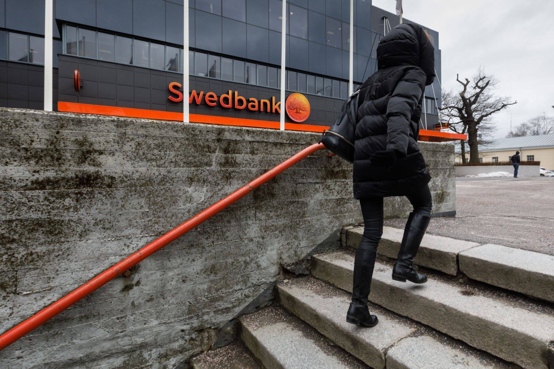 Rootsi rahvusringhäälingu SVT uurivad ajakirjanikud leidsid, et kokku 5,8 miljardi USA dollari mahus kahtlast raha on liikunud läbi Swedbanki kontode Balti riikides.