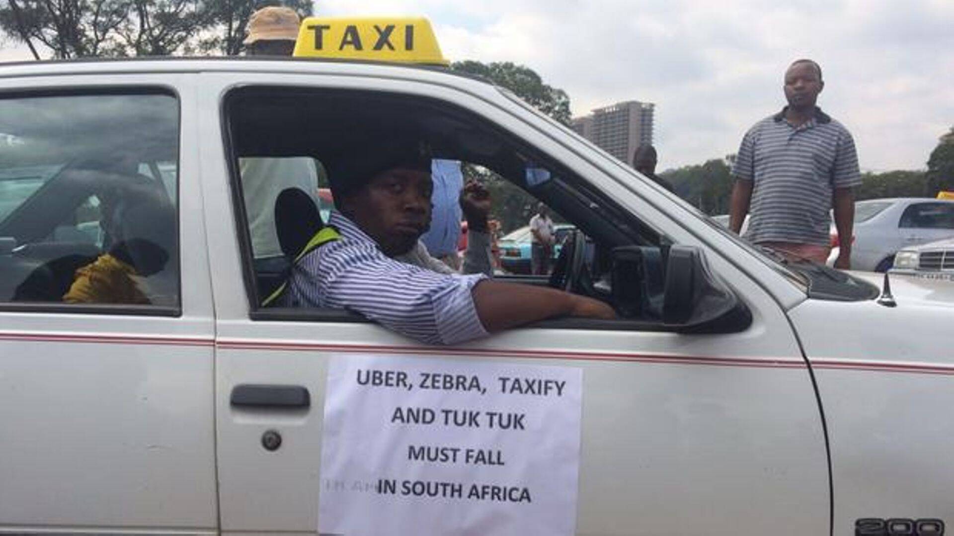 Pretoria linna taksojuhid Taxify ja Uberi turule sisenemise vastu protestimas