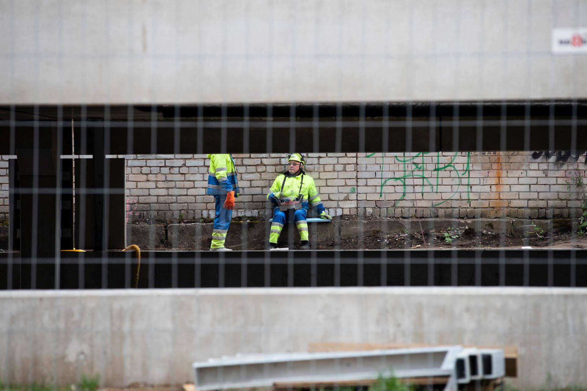Ehitajate kindlus palk kätte saada peaks paranema.