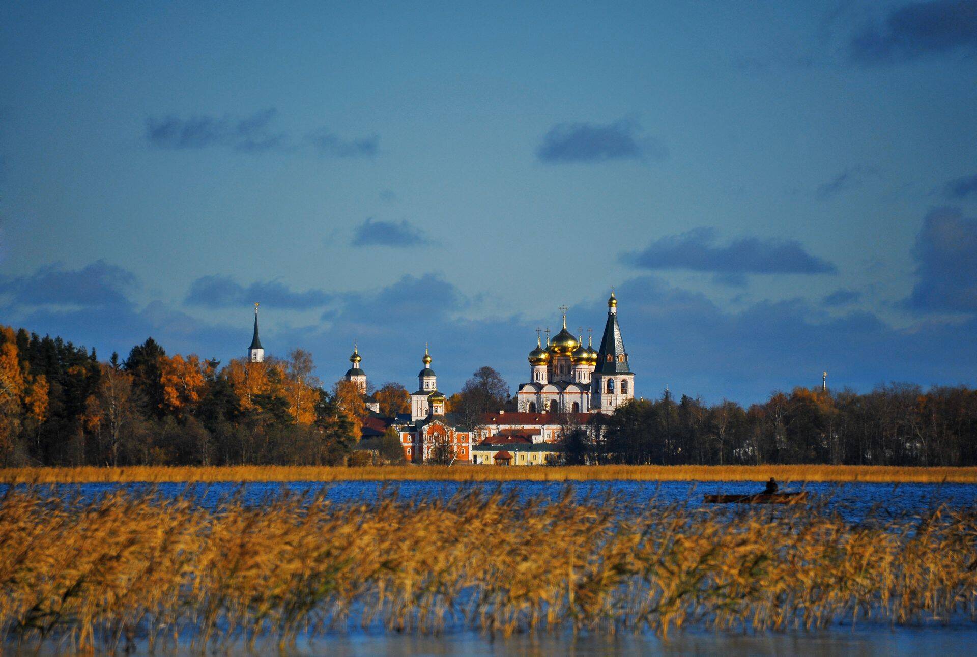 Valdai järve suurim vaatamisväärsus on ühel järvesaarel asuv Iverski klooster, kuhu on visiite teinud ka Vladimir Putin. Valdai kandi poole on Putinil nii suur tõmme, et selle järgi nimetas ta ka 2004. aastal ellukutsutud rahvusvahelise foorumi.