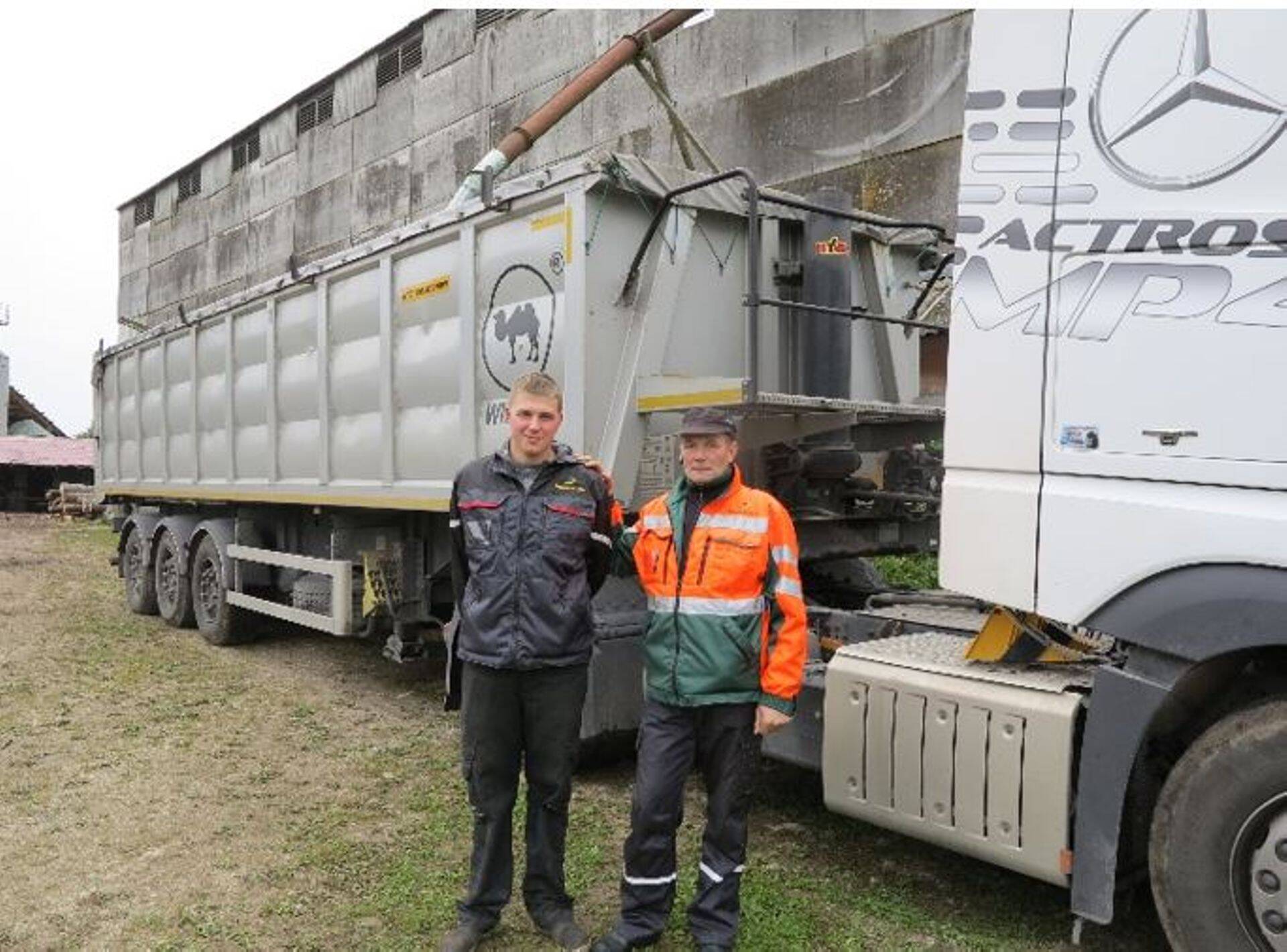 Männimäe Agro peremees Argo Rau ja noorperemees Sander Rau saatmas teele oma rukkikoormat Veski Mati tehasesse,