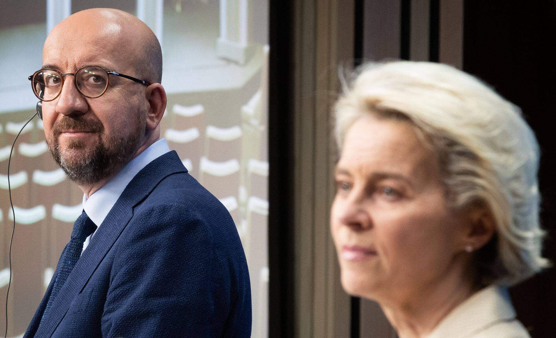 Eiropadomes priekšsēdētājs Šarls Mišels (Charles Michel) un Eiropas Komisijas prezidente Urzula fon der Leiena (Ursula von der Leyen)
