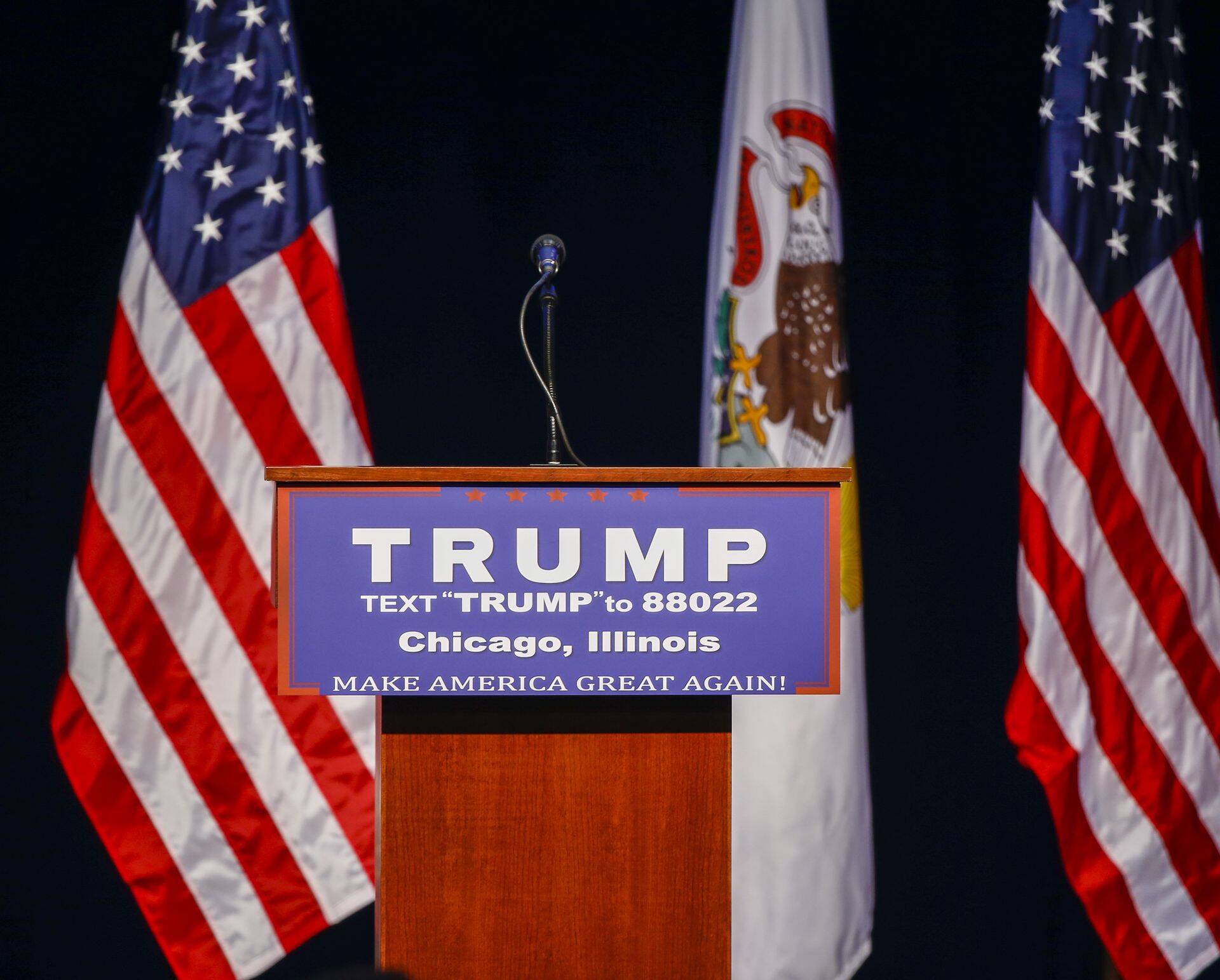 Chicagos Illinois' ülikooli saalis jäigi eile Donald Trumpi kõnetool tühjaks.