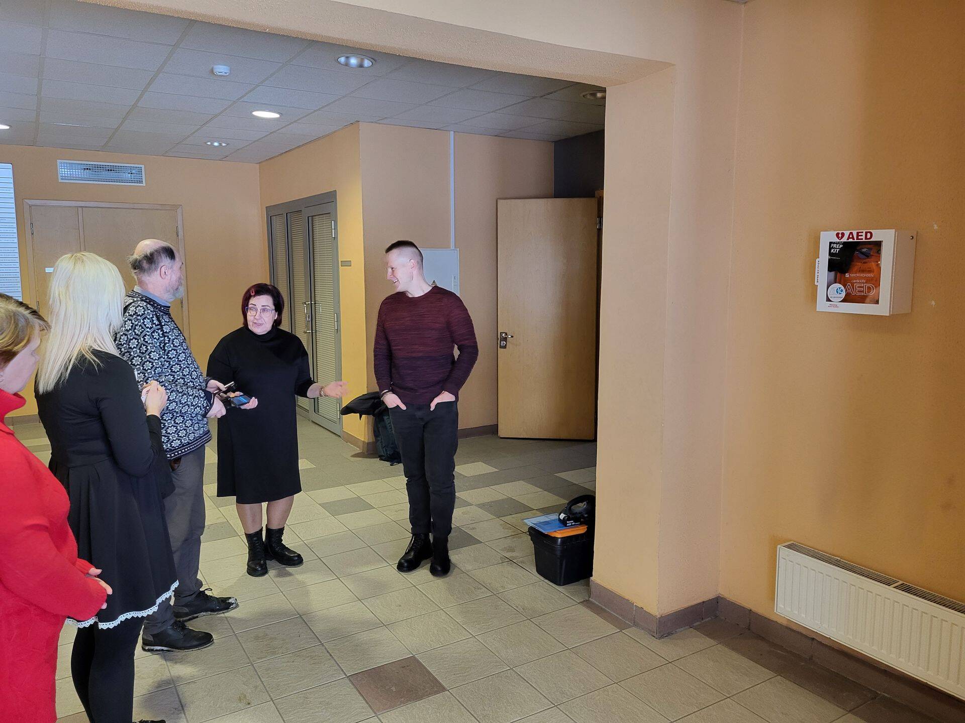 Setomaa vallavalitsuse hoonesse paigaldati piirkonna esimene avalik automaatne kehaväline defibrillaator (AED).