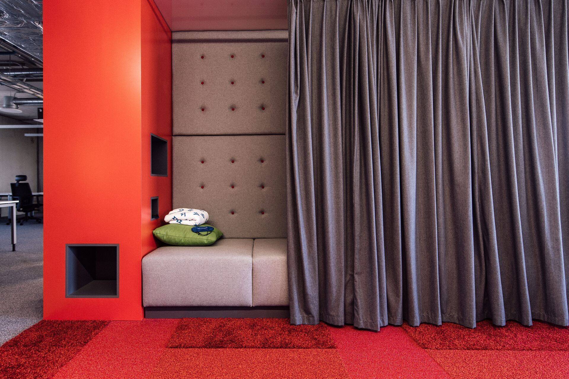 Magamisnurgas on oma kodukord - seina sees olevasse avausse pandud jalatsid viitavad sellele, et keegi on kiiret uinakut tegemas, kui jalanõuderuum on tühi, on ase kasutamiseks vaba.