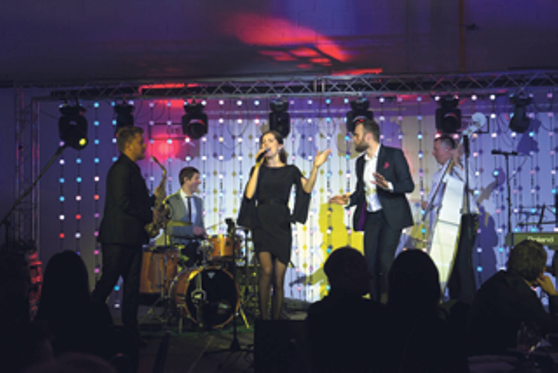 Juubeliõhtu küttis eriti soojaks ansambel Swingers, solistideks Birgit Sarrap ja Mikk Saar.