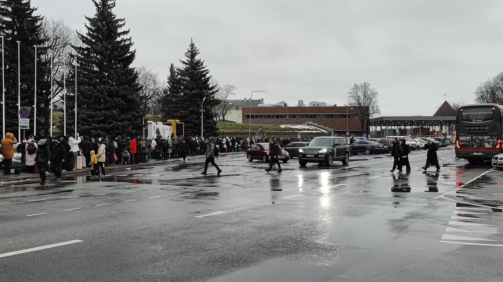 Чтобы пройти таможенный контроль на выходе из Эстонии, нужно целый день провести в очереди на Петровской площади в Нарве.