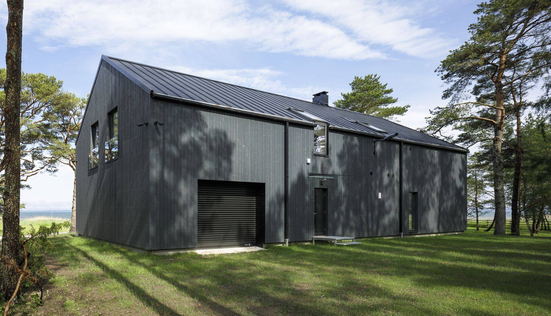 Arhitektuurse lahenduse kavandamisel on detailides hoitud minimalistlikku joont ning
detailid kavandatud kirka klaasiga.