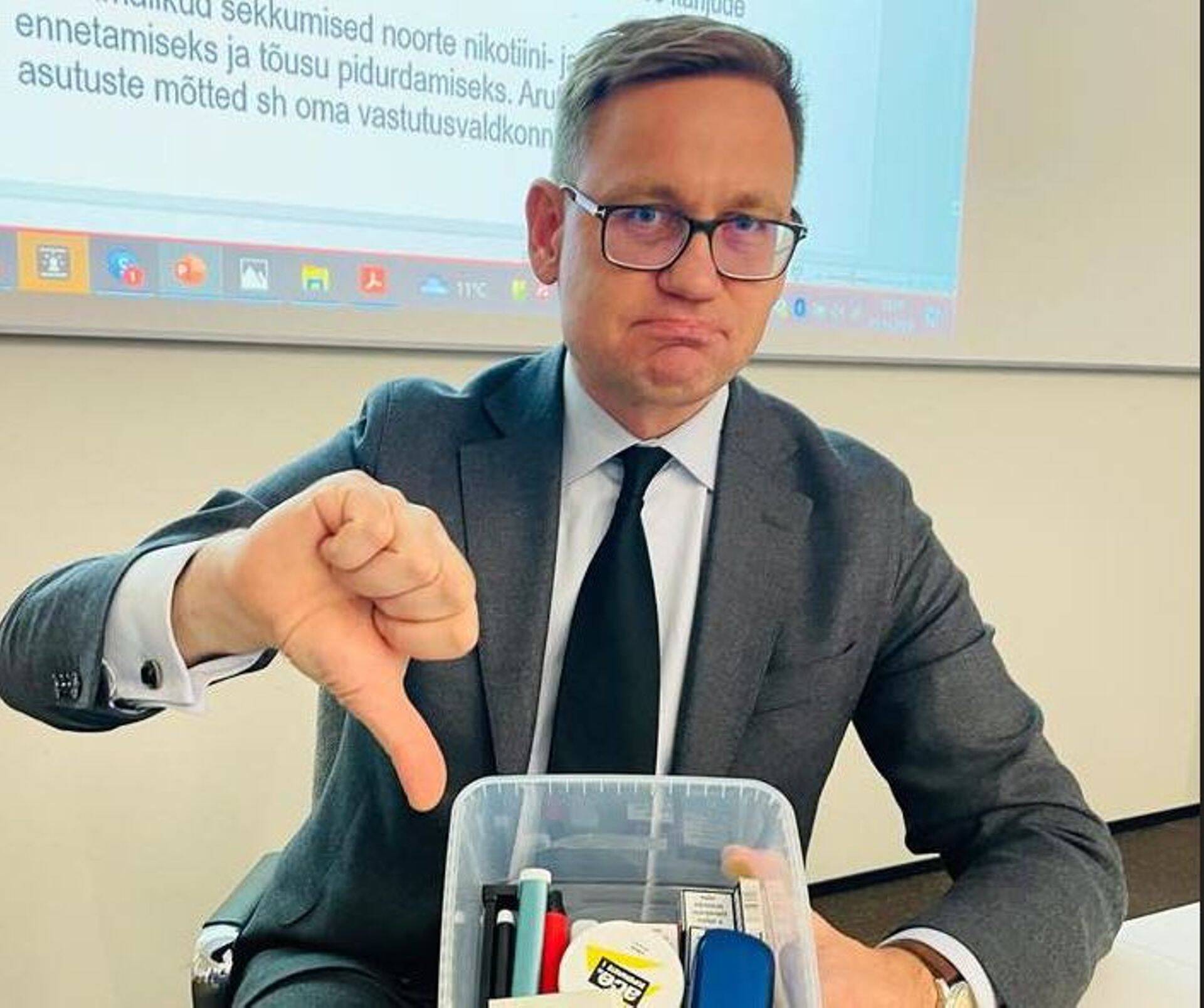 Minister Peterson uuringu tulemusi ilmestavate noortelt koolides konfiskeeritud nikotiinitoodetega.