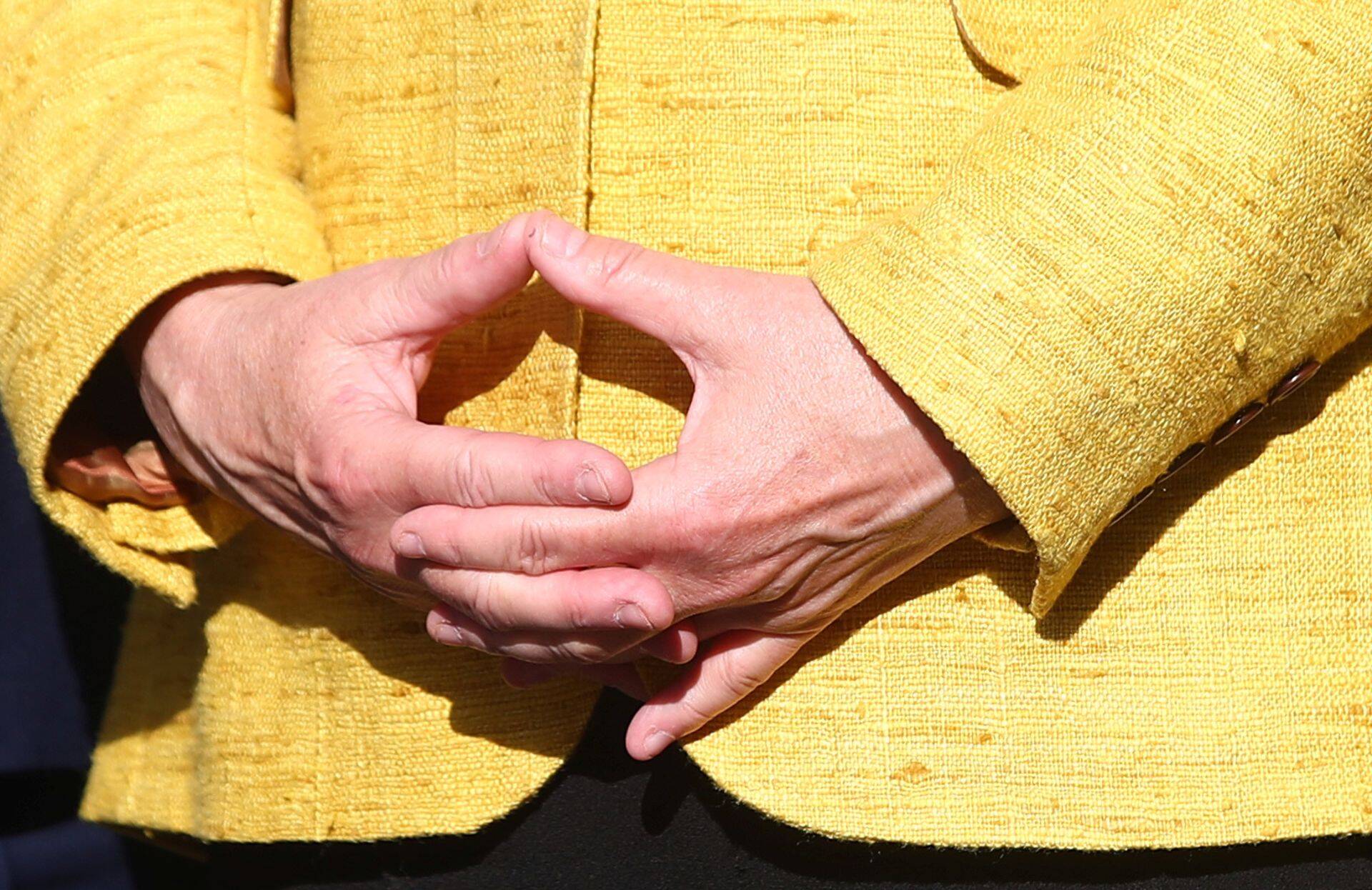 Saksamaa kantsleri Angela Merkeli iseloomulik viis oma käsi hoida