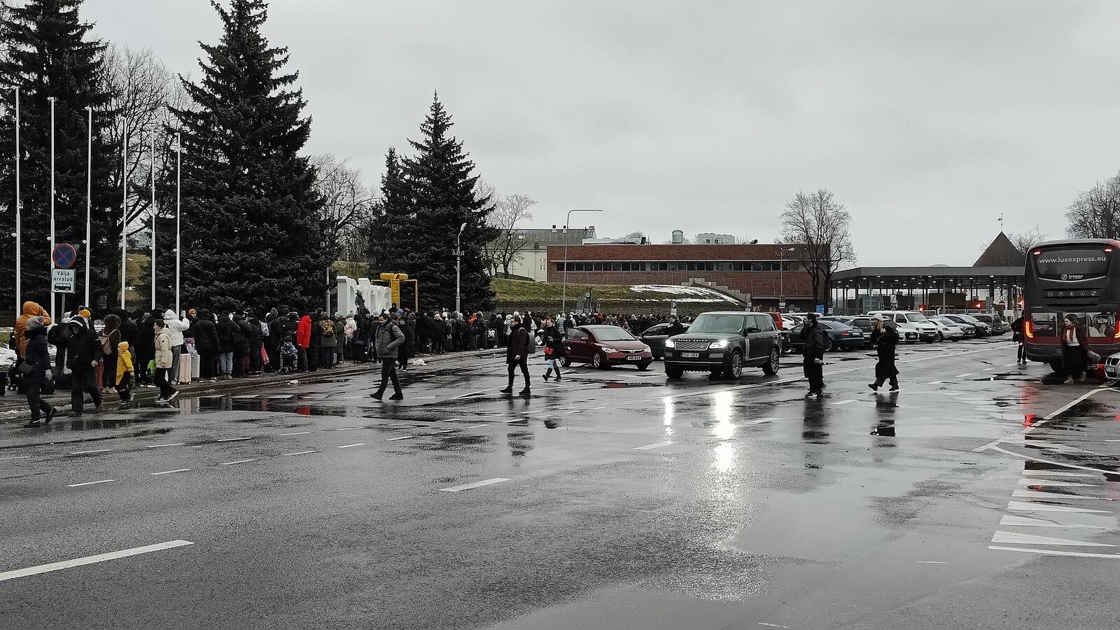 Очередь на границе в Нарве накануне Рождества. Такого размера очередь была с середины декабря до сочельника.
