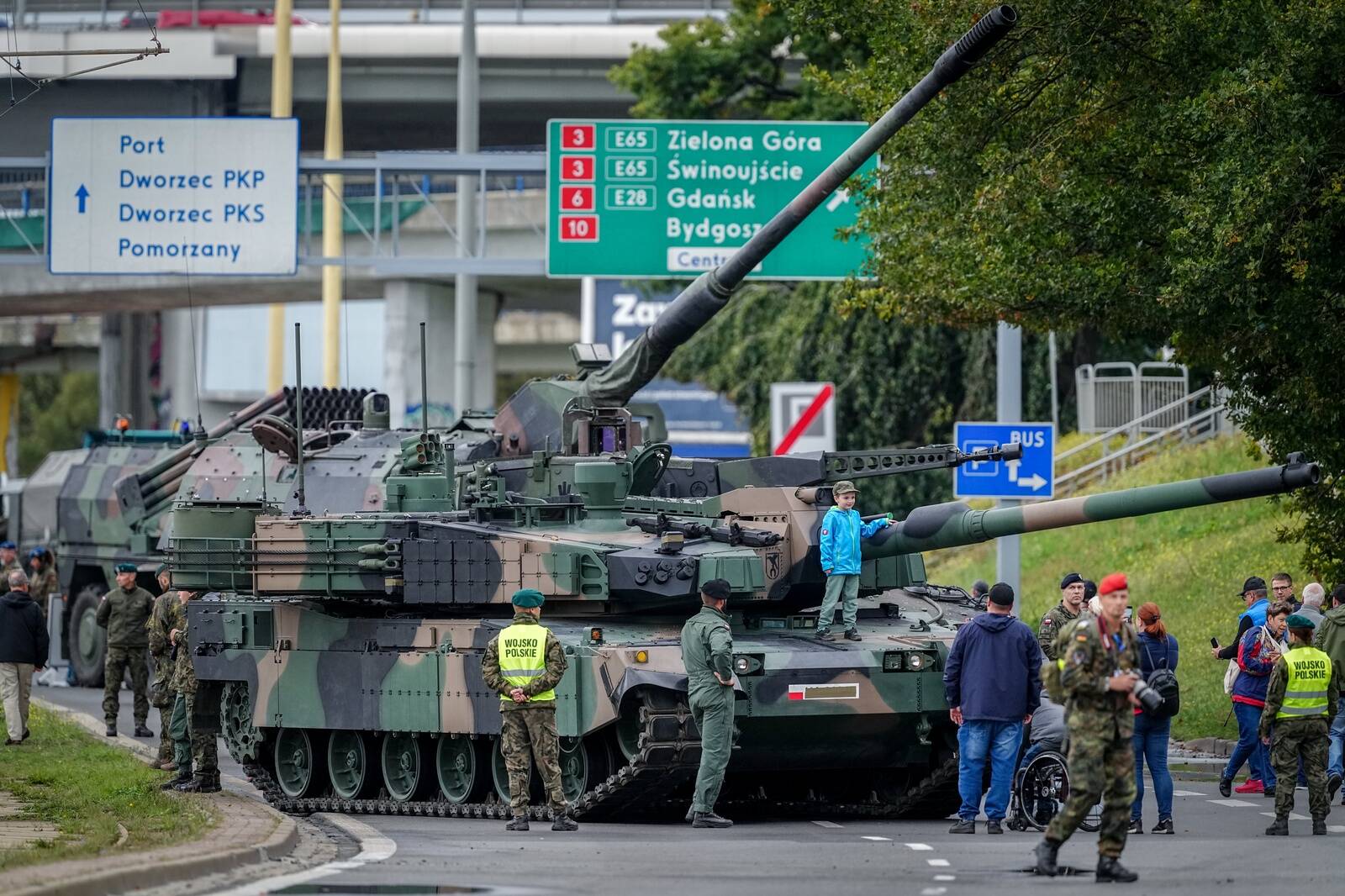 Урсула фон дер Ляйен предложила странам Европы взять больше кредитов, чтобы потратить их на оборону. Нужно ли принимать это предложение?