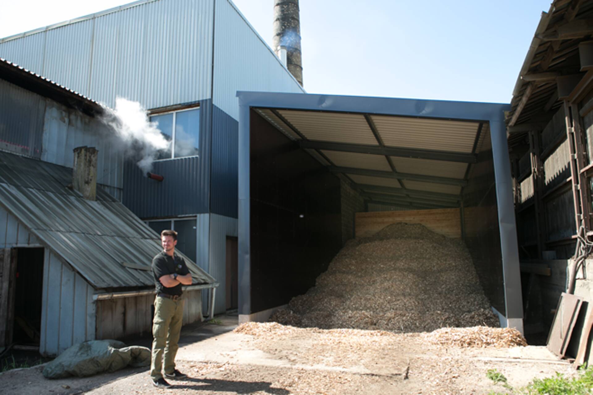 Hakkepuidu katlamaja puhul saab kasutada ka kehvema kvaliteediga kütust, näiteks puidutööstuses koorejääke jms.