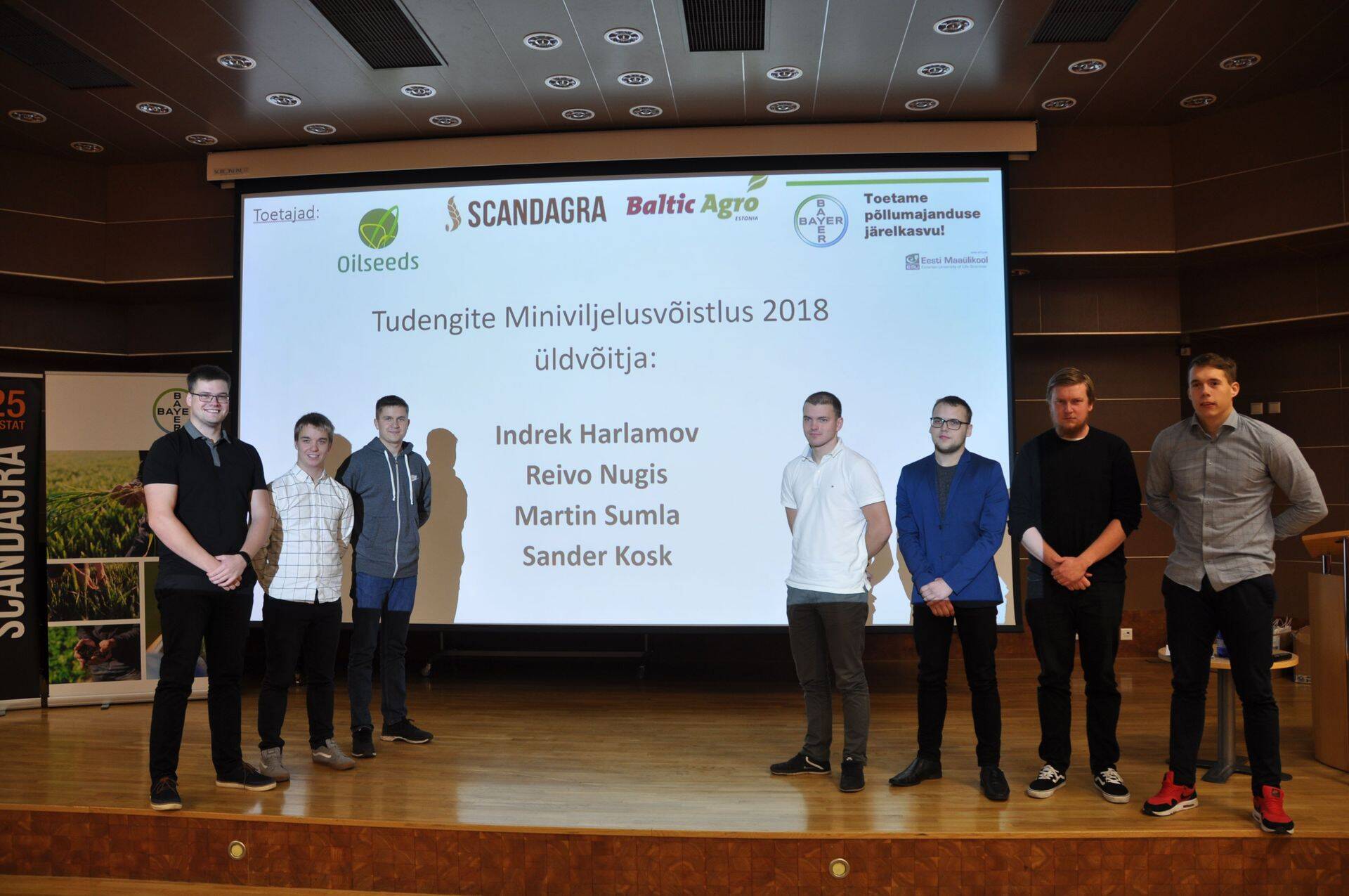 Üldvõitja meeskond ja teise koha meeskond.