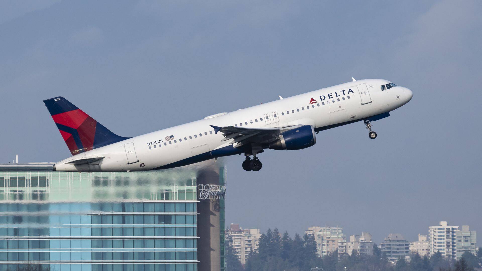 Delta Air Lines'i Airbus A320-200 lennuk Vancouveri lennujaamast õhku tõusmas.