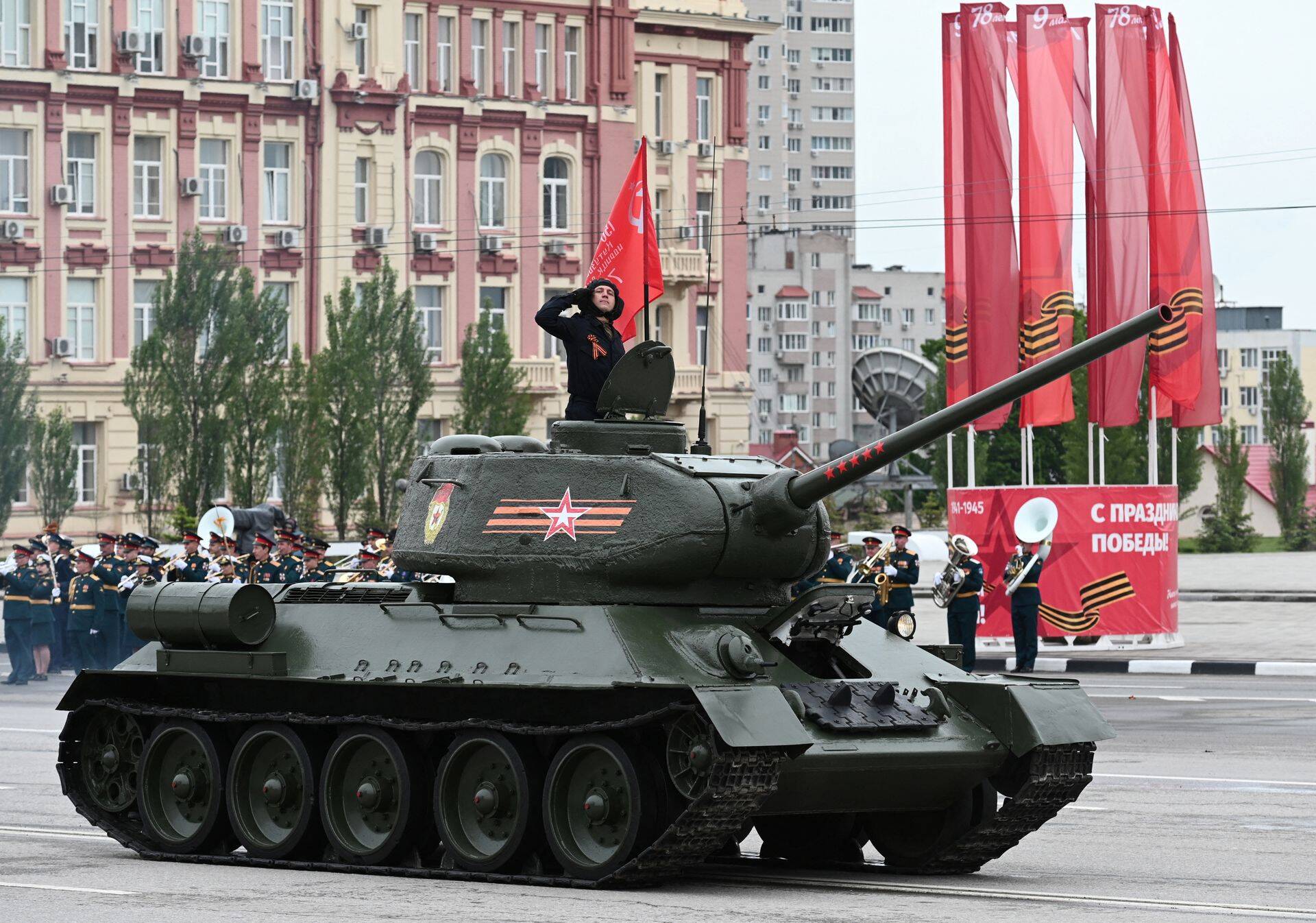 Uue ja uhke sõjatehnika asemel kolises tänavu Moskvas nn võiduparaadil II maailmasõja aegne tank T-34.