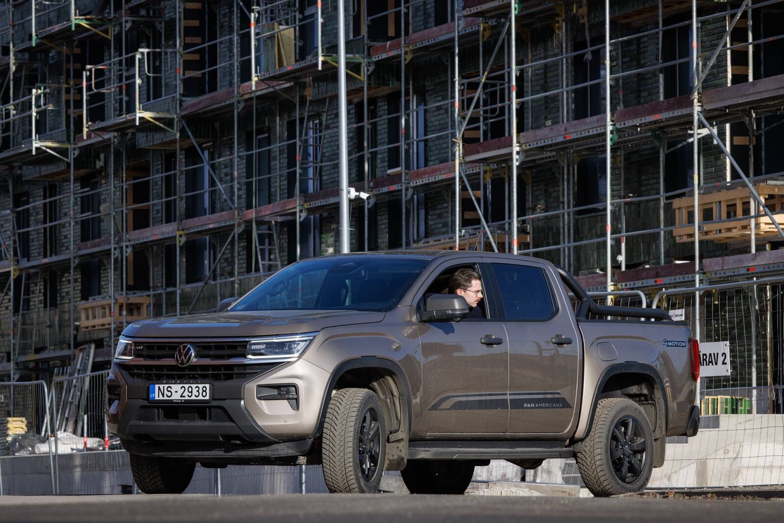Uue põlvkonna Volkswagen Amarok oskab põhilist „kastikavärki“ – see tähendab koormat ja/või käru vedada ja maastikul mütata – kõigiti hästi. Iseküsimus on küll, kui palju Amarokke karmi töö tegemiseks ostetakse. Eelmisest mudelist kujunes tänu pikapi kohta rafineeritud sõiduomadustele pigem auto jõukamasse keskklassi kuuluvale inimesele, kel aeg-ajalt vaja paati või krossitsiklit transportida vmt teha.