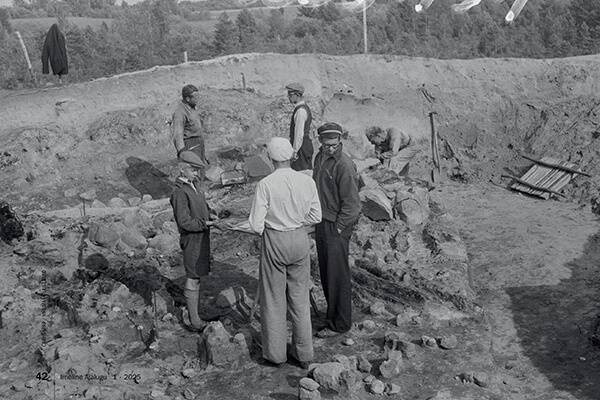 Harri Moora (keskel) juhendamas 1939. aastal Lõhavere linnamäe väljakaevamisi. © Gustav Ränk / Eesti Rahva Muuseum