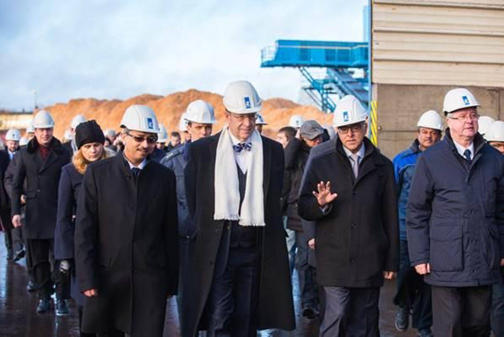 Horizoni juhatuse esimees Bashyam Krishnan, president Toomas Hendrik Ilves, Tolarami Eesti juht Sonny Aswani ja Anija vallavanem Arvi Karotam teel laastuliini avamisele.