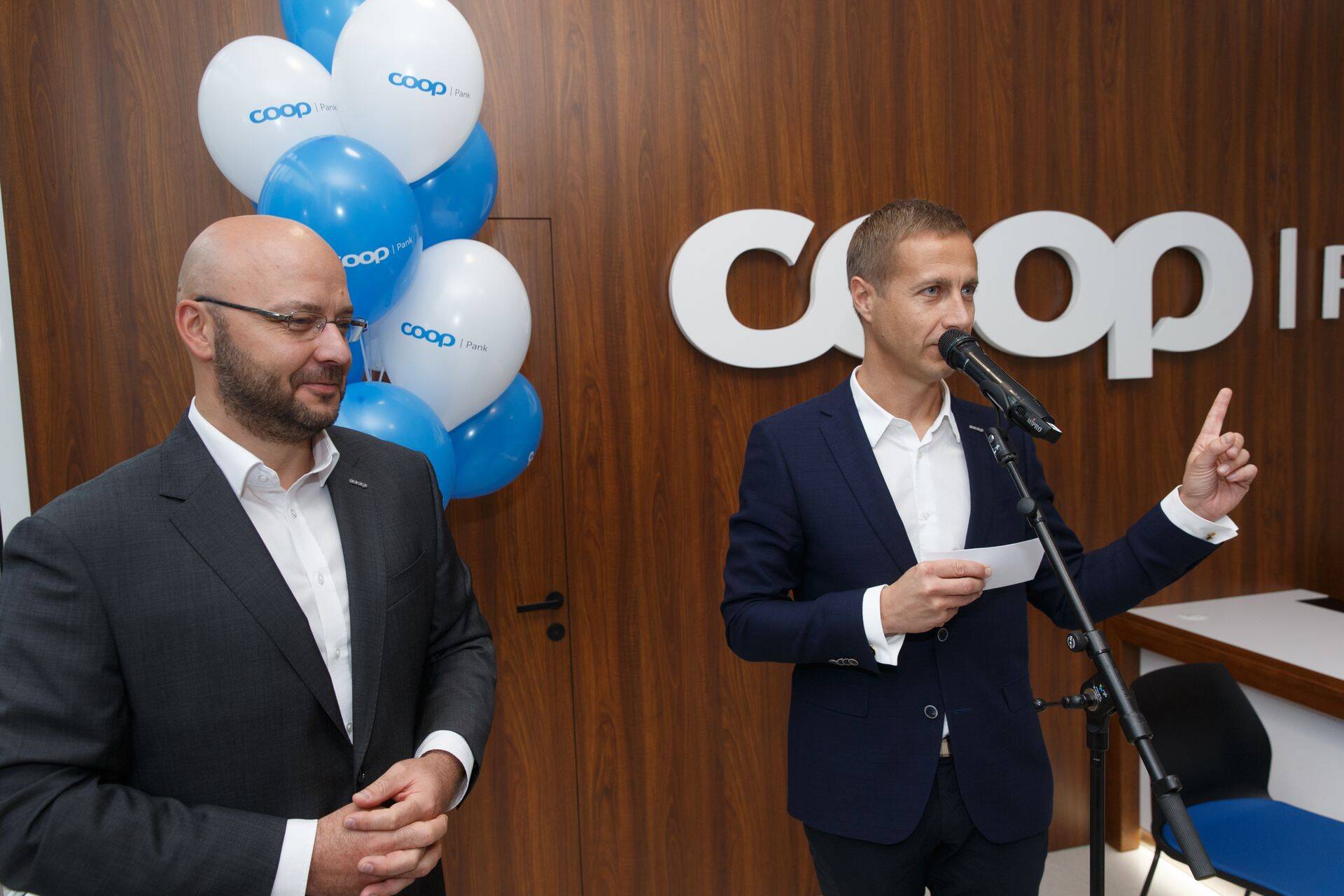 2017. aastal ostis Coop senise Krediidipanga. Jaanus Vihandi sõnul sai selle tehinguga 3-4 aastat arengut kiirendada. Fotol paremal Coop Panga juht Margus Rink.