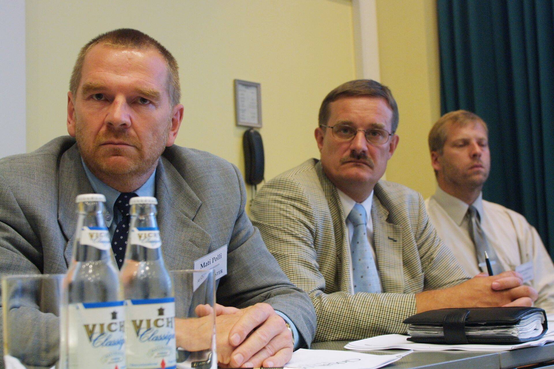 15. augustil 2002. aastal tutvustavad Mati Polli (vasakult), Kaido Jõeleht ja Margus Kohava pressikonverentsil Sylvesteri aktsiate müümist Stora Enso Timberile.