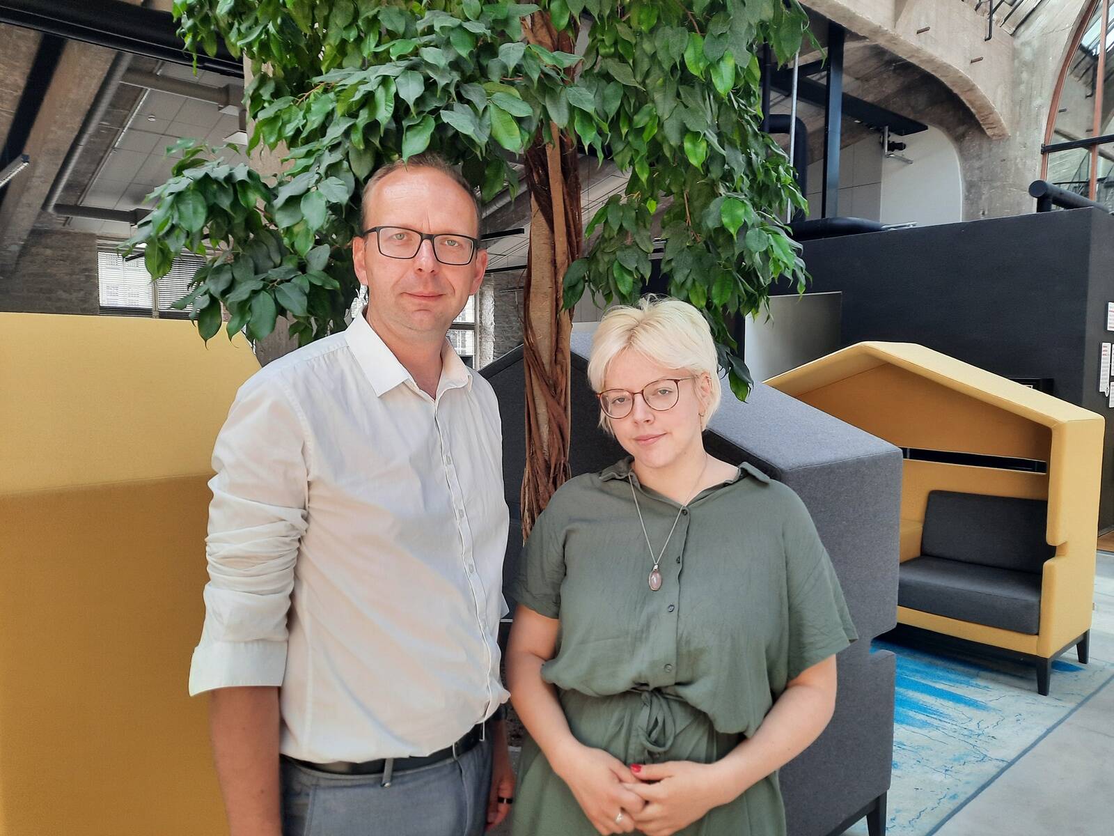 Luminori peaökonomist Lenno Uusküla (vasakul) ja Infopanga andmeanalüütik Meelika Lukner kinnitavad, et prognoosimine ei ole keeruline, kuid see nõuab omajagu katsetamist ja erinevate tööriistade proovimist.