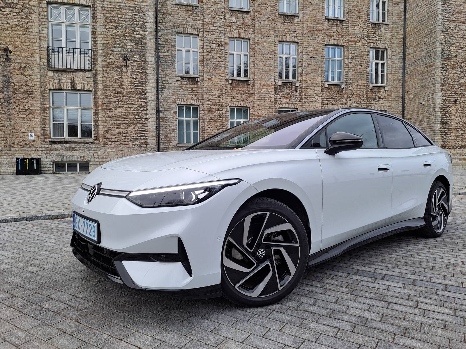 Volkswagen ID.7 meenutab margikaaslast Arteoni, kuid on sellest tegelikult oluliselt pikem ja kõrgem. Tänu kenasti paigas proportsioonidele ei torka selle kogukus lihtsalt fotodelt silma.