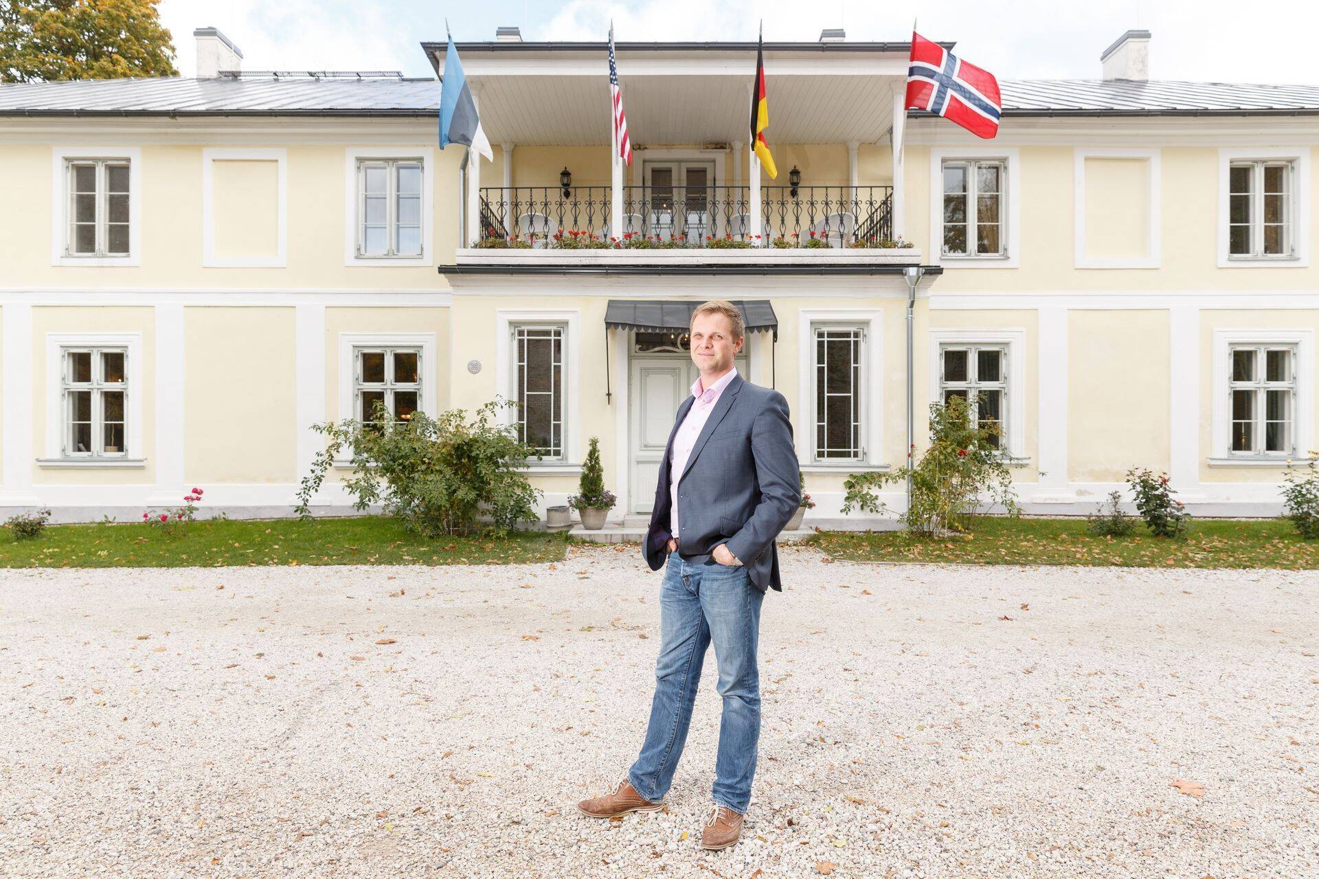 Padise mõisas lehvib neli lippu: Lisaks Eestile USA von Rammi kodumaa auks, Saksamaa baltisakslaste auks ja Norra tema emapoolse päritolu auks.
