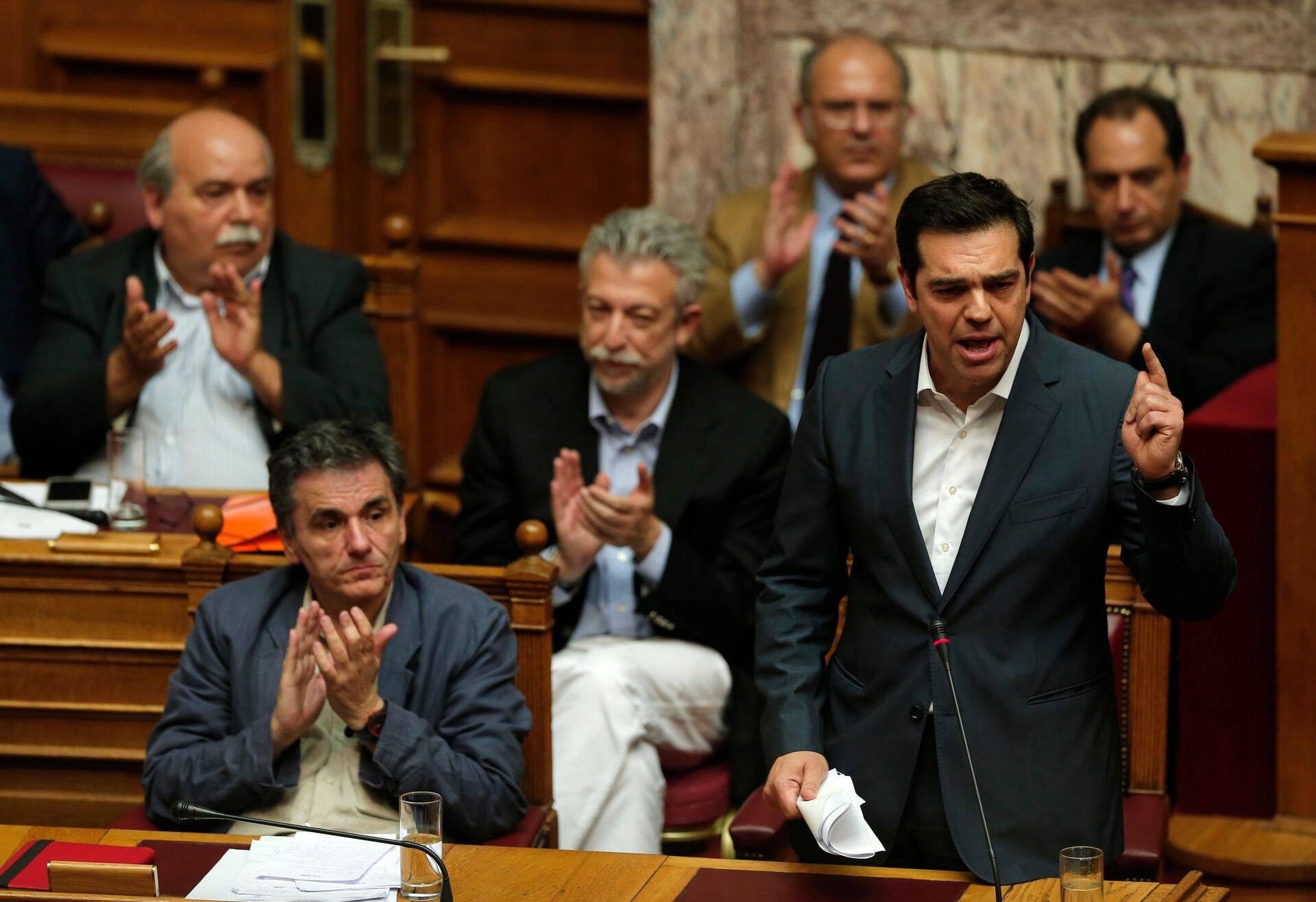 Kreeka peaminister Alexis Tsipras (paremal) ja rahandusminister Euclid Tsakalotos Kreeka parlamendis.