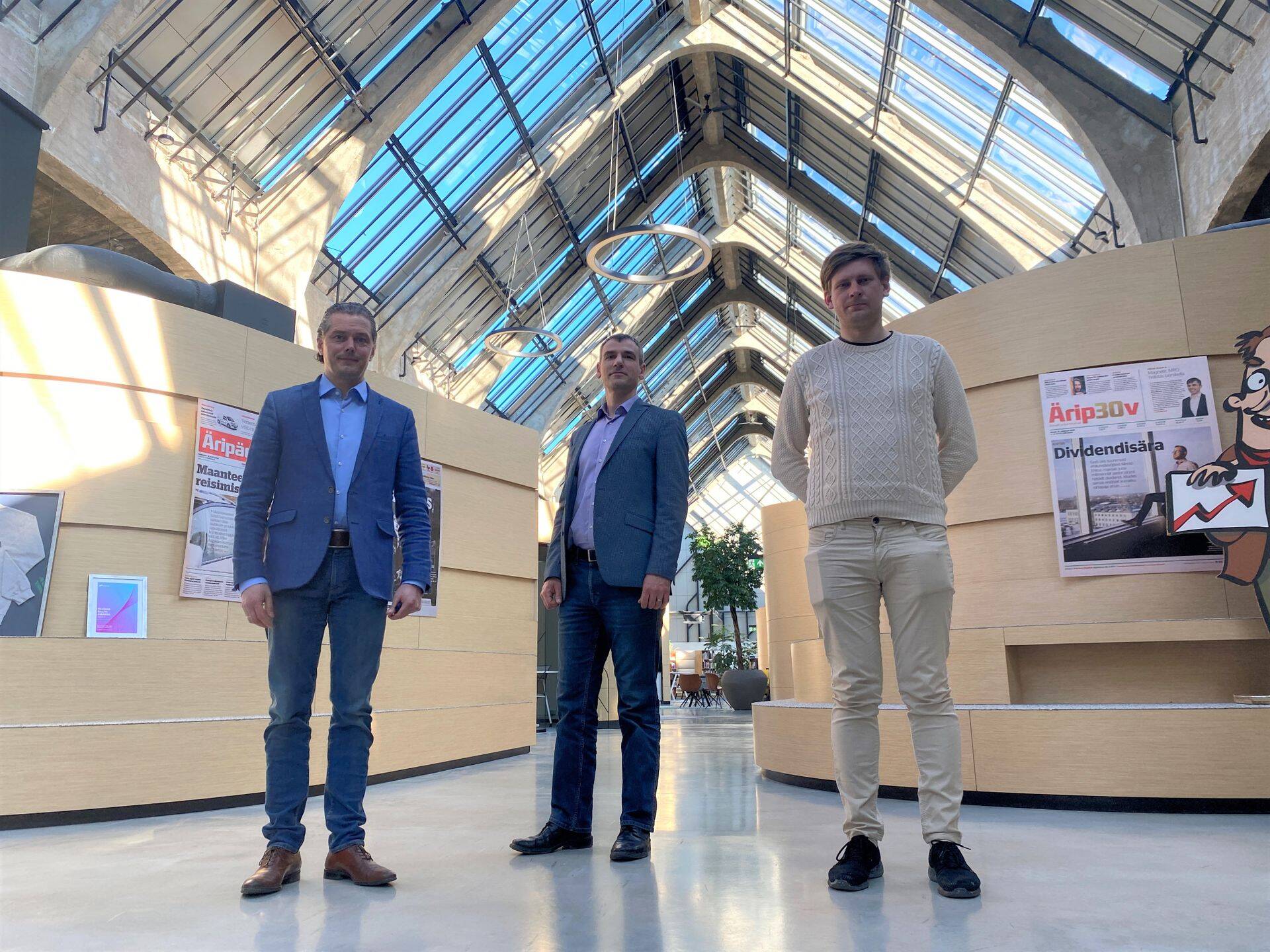 Saatekülalised ettevõtte Karl Bilder tegevjuht Olle Saare (vasakult), Henkel Balti tehnilise klienditoe juht Andres Mikli ja Karl Bilderi turundusjuht Adrian Rannut.