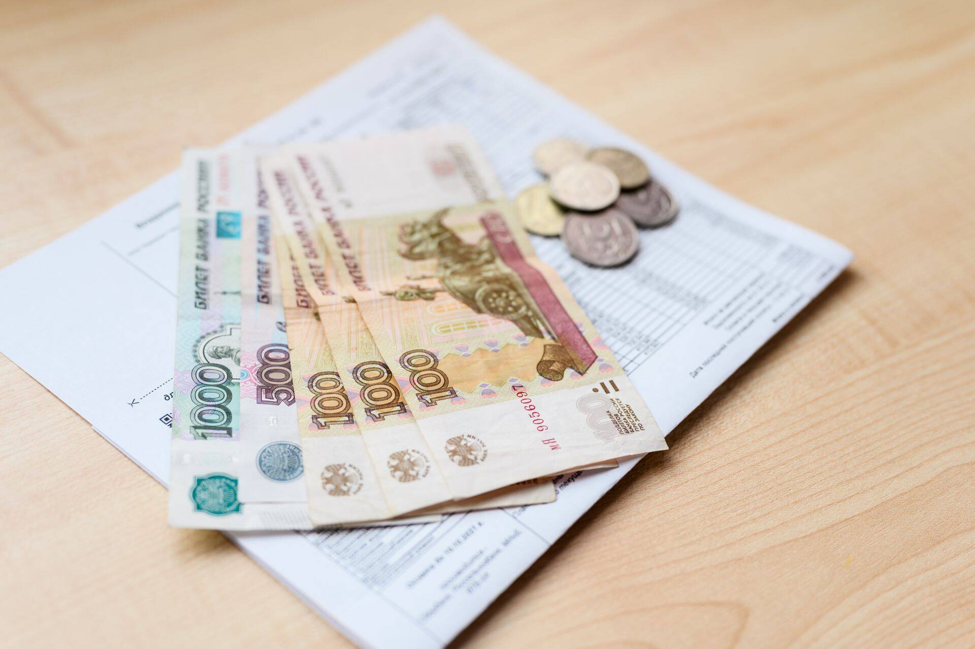 Сейчас, если сотрудник российской компании работает из-за рубежа, его доход не считается полученным из российского источника и не облагается налогом в России.